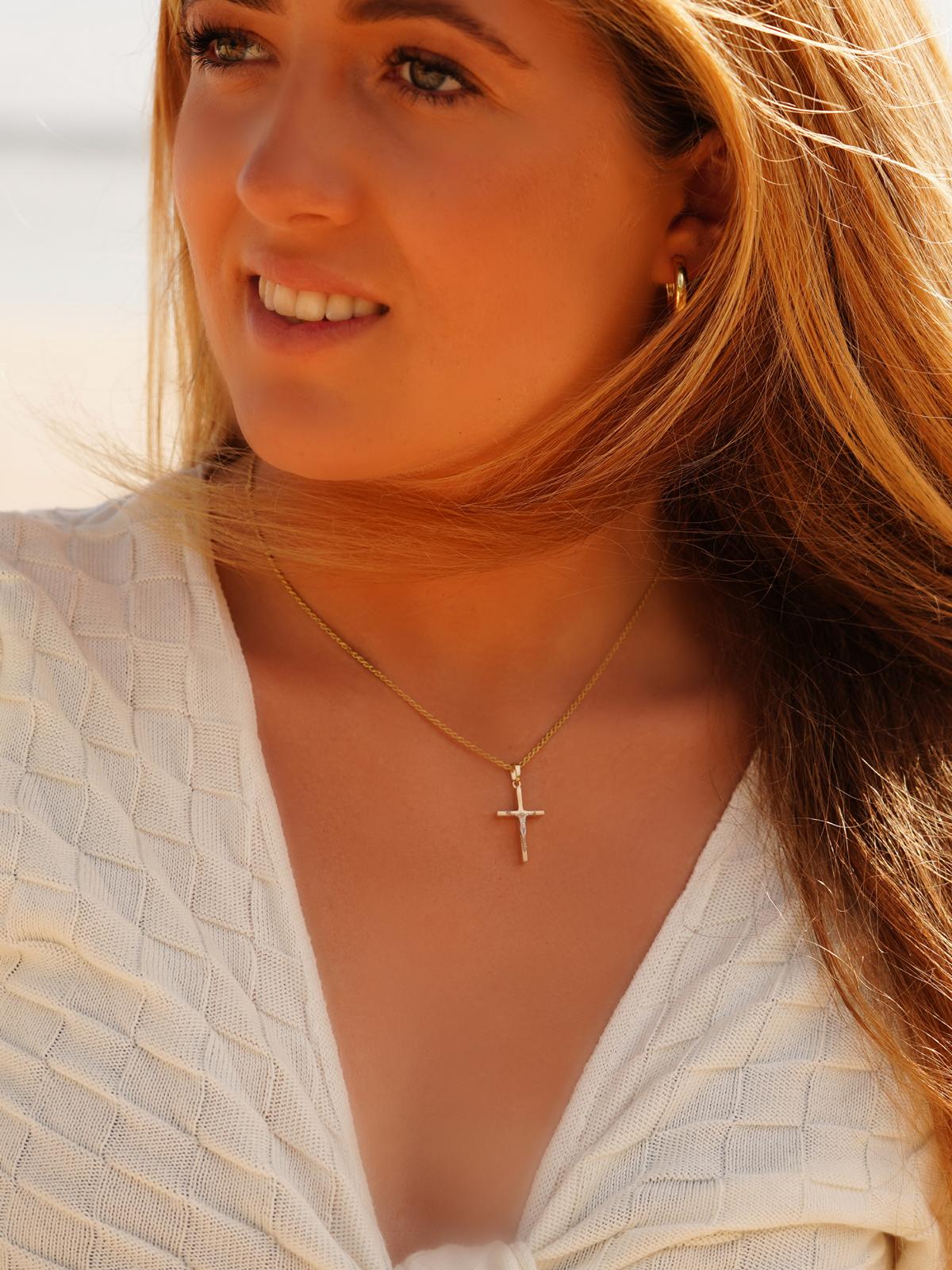 Anhänger für Damen und Herren aus echtem Gelbgold & Weißgold an Damendekollete - Tara | Skintype