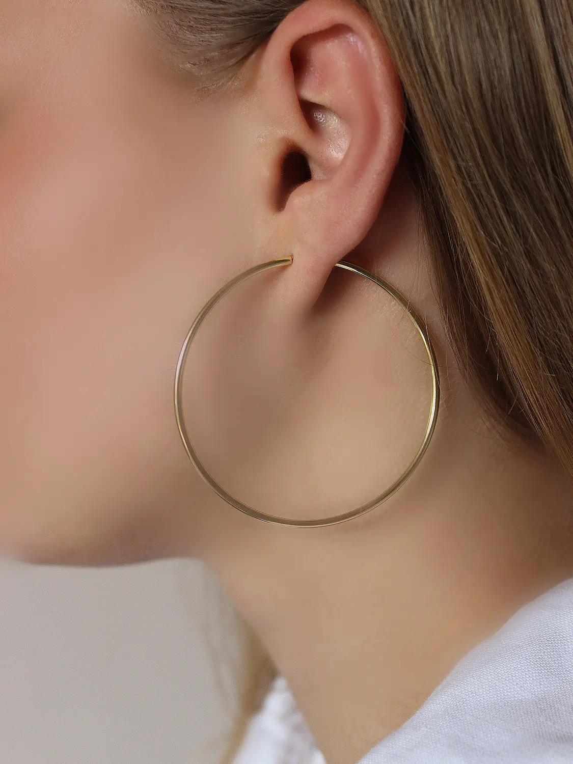 Damencreolen aus echtem Gelbgold am Damenohr - Romilly | Skintype