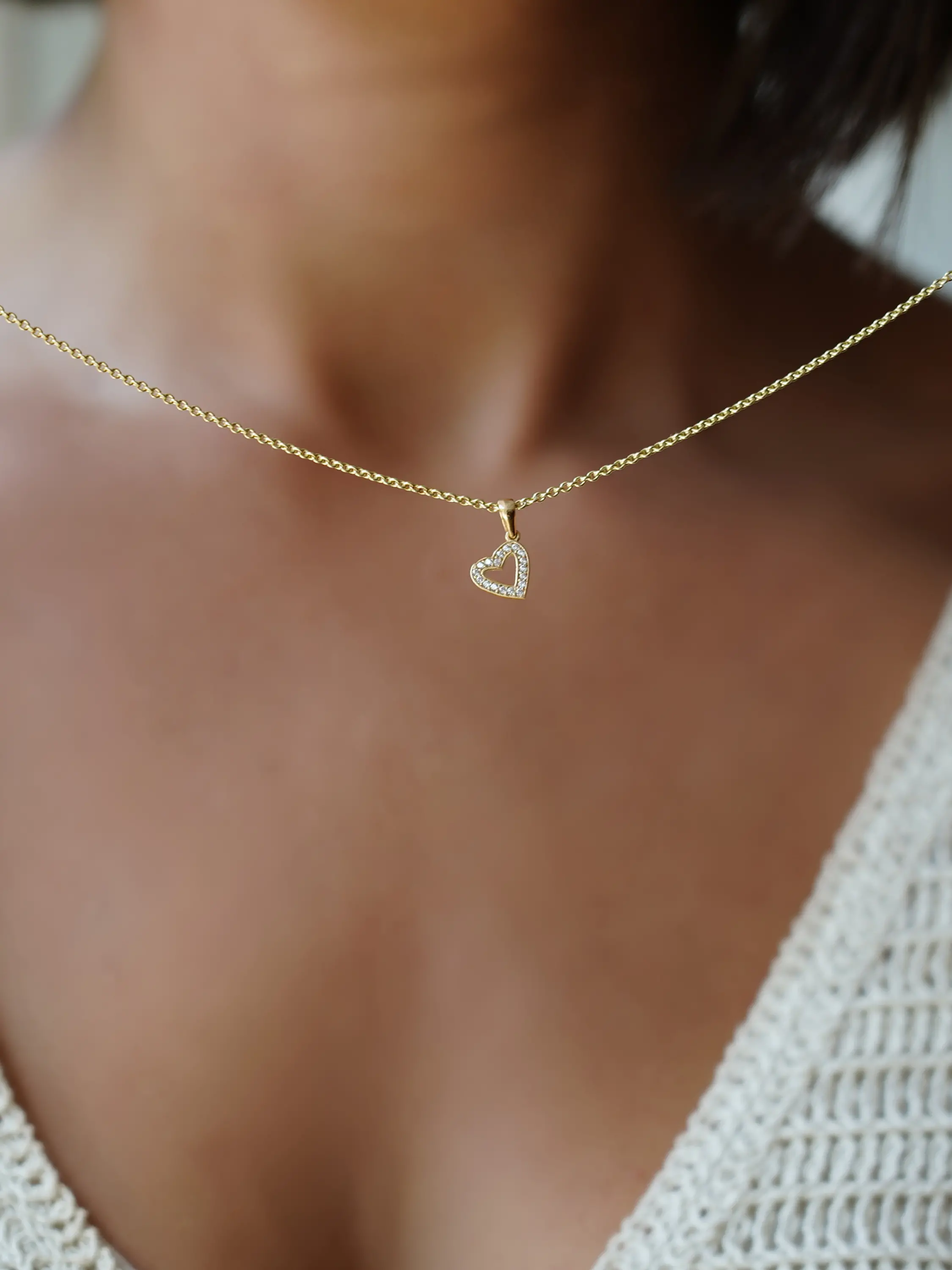 Halskette & Anhänger aus echtem Gelbgold mit Zirkonia an Damendekollete - Doreen | Skintype
