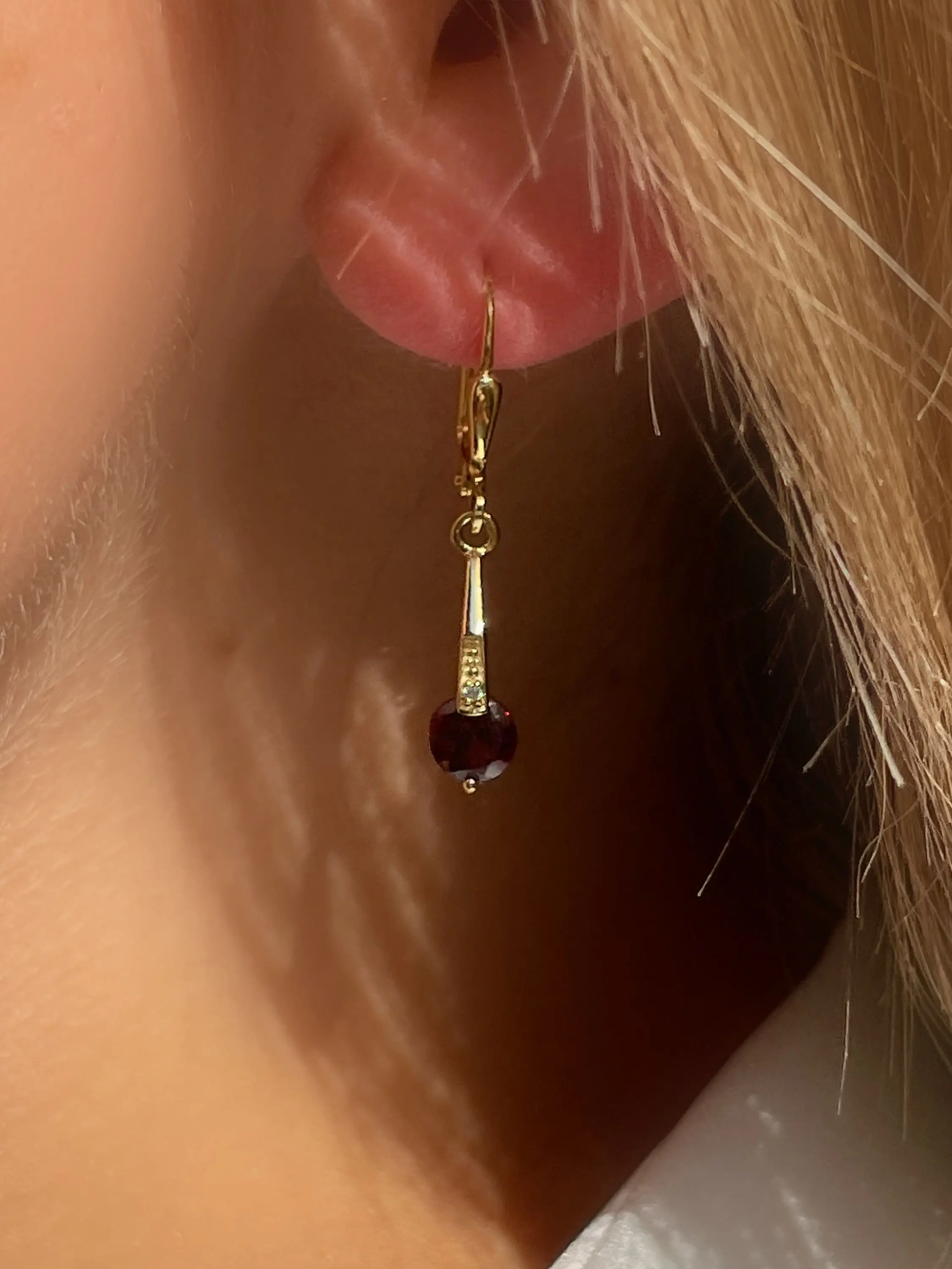 Damenohrring aus echtem Gelbgold mit Granat Edelsteinen am Damenohr - Kaydence | Skintype