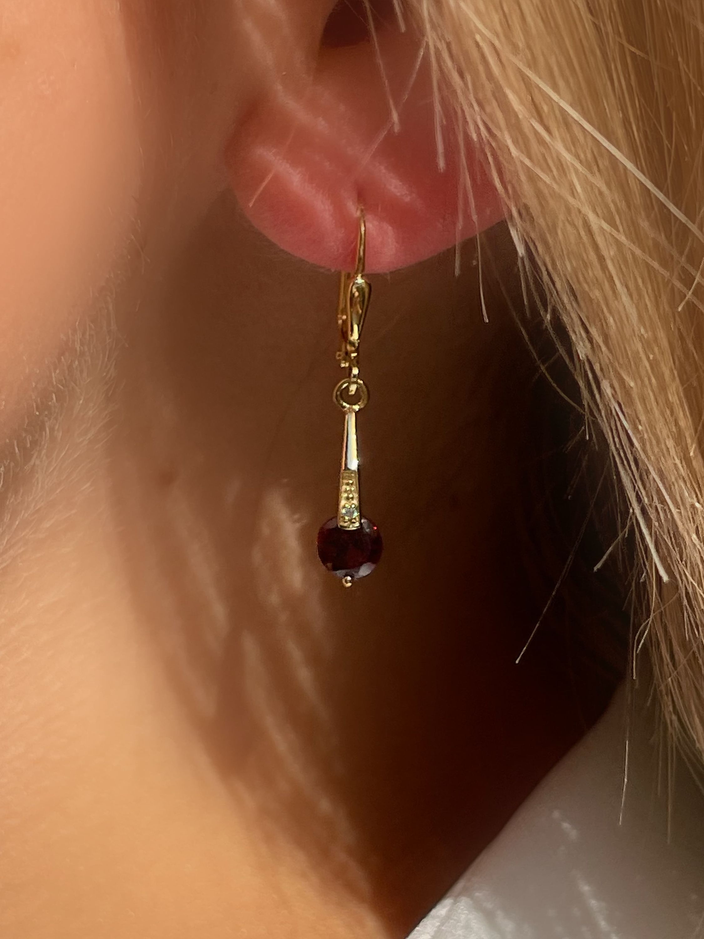 Damenohrring aus echtem Gelbgold mit Granat Edelsteinen am Damenohr - Kaydence | Skintype