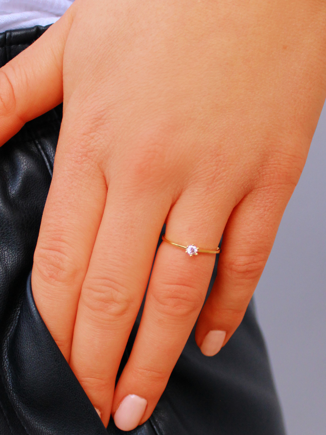 Verlobungsring aus echtem Gelbgold mit Diamant an Damenhand - Golden Love | Skintype