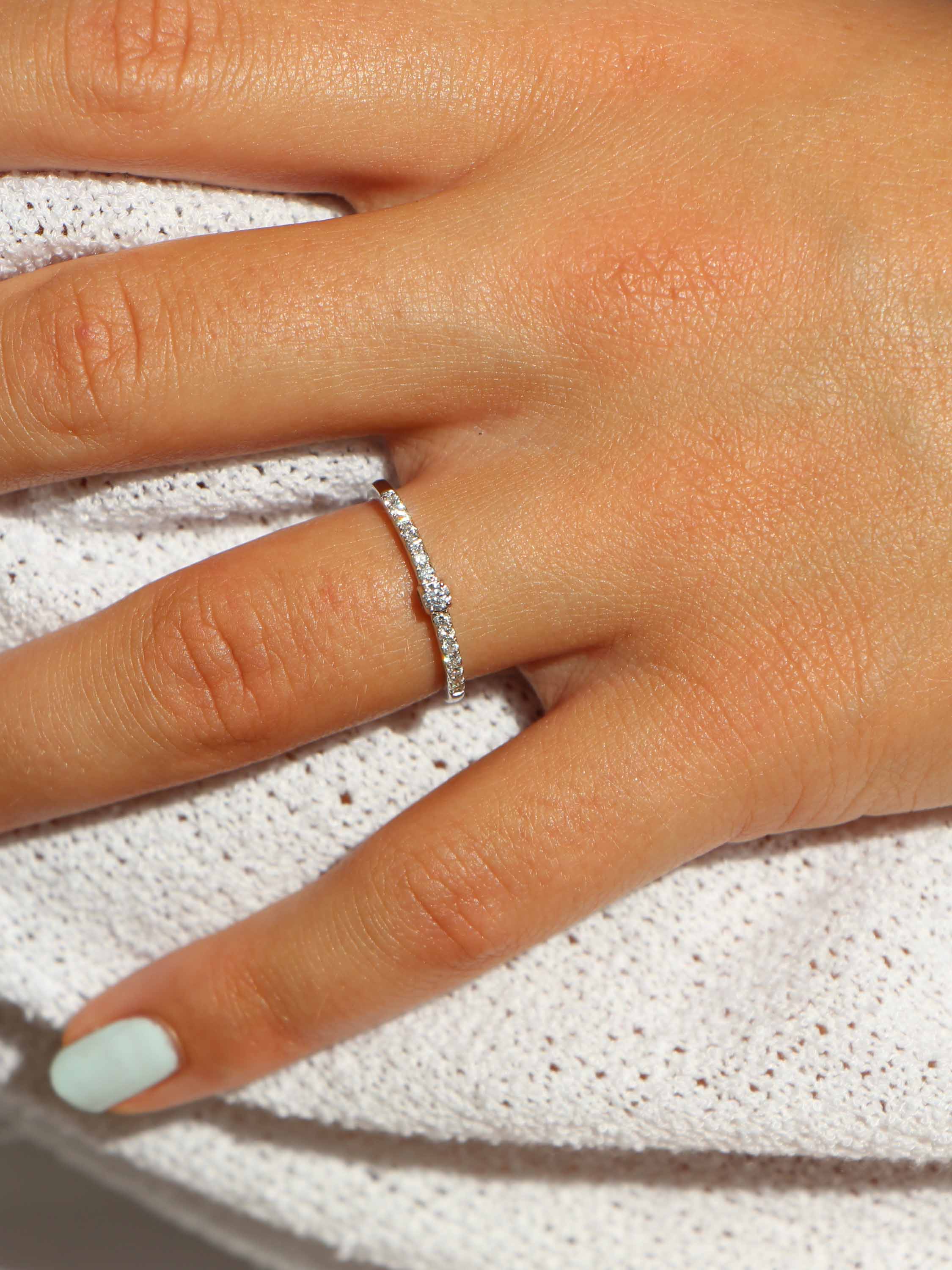 Verlobungsring aus echtem Weißgold mit Diamant an Damenhand - Gaura | Skintype