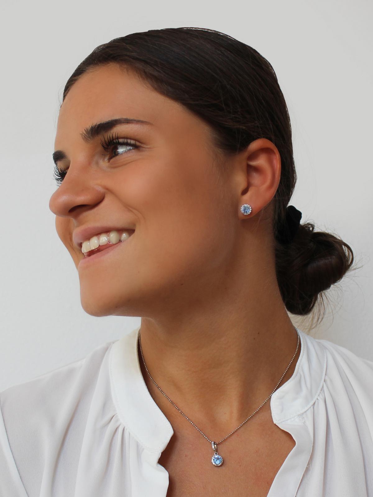 Schmuckset bestehend aus Halskette mit Anhänger und Ohrringen aus echtem Sterlingsilber mit hellblauen Zirkonia an Dame - Amazone | Skintype