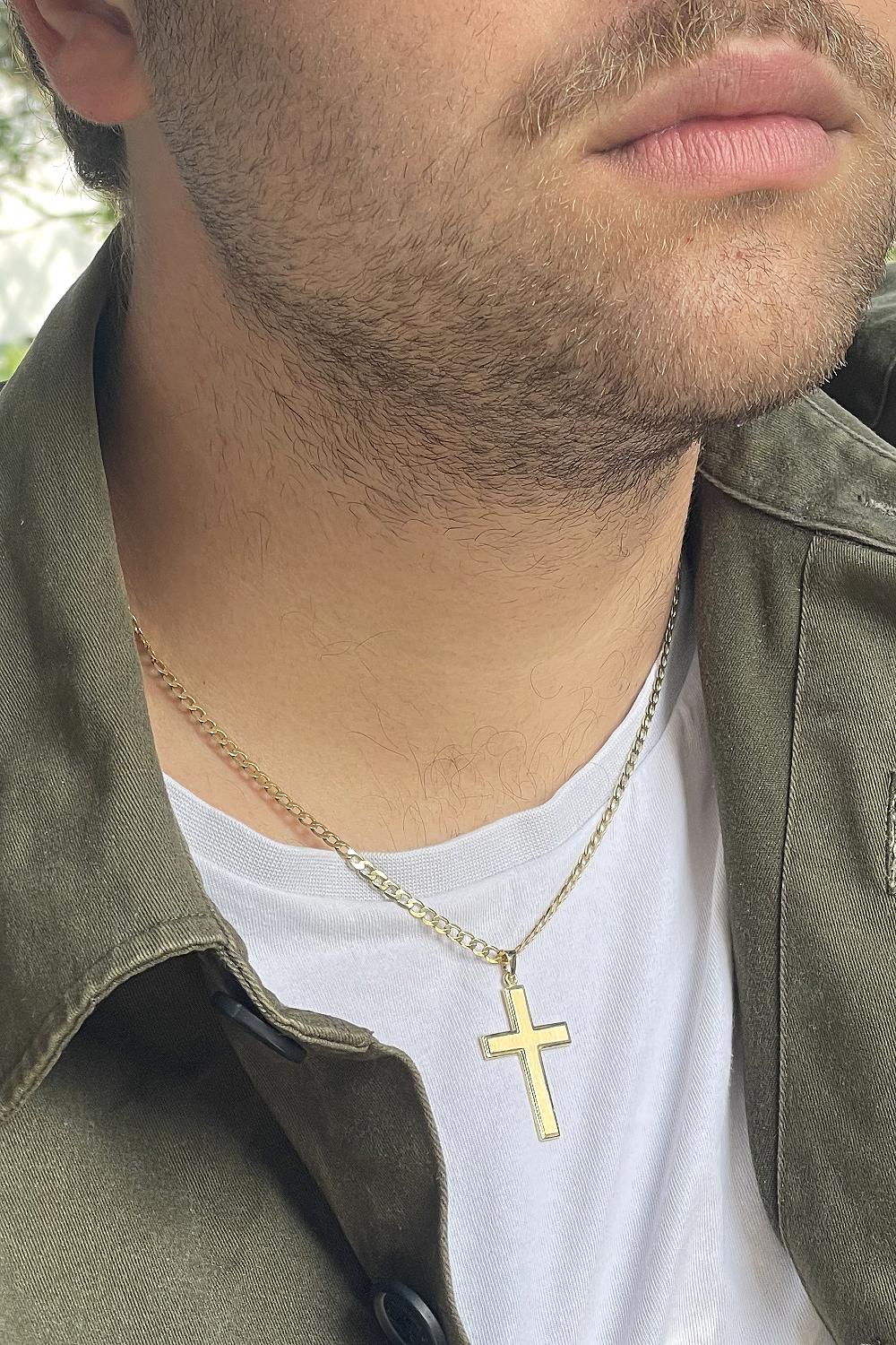 Kreuzanhänger für Herren aus echtem Gelbgold an Dekolleté - Bologna | Skintype