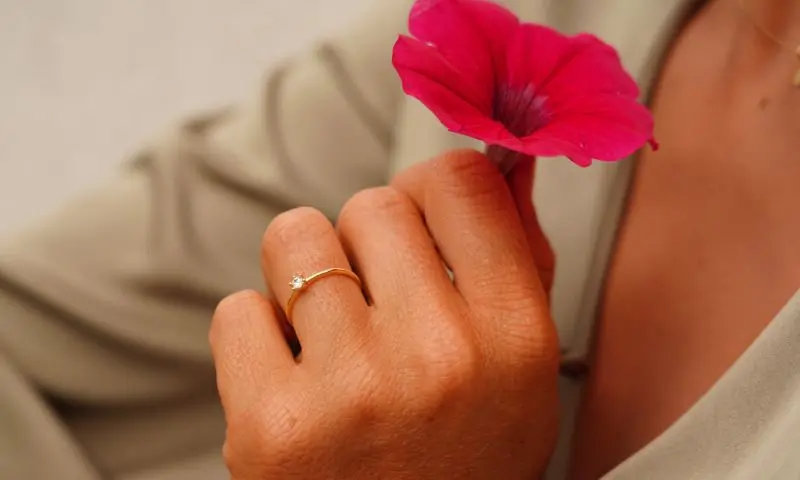 damen-ringe-verlobung-momente-liebe-goldenlove-goldschmuck-silber an der hand mit Rose motiv