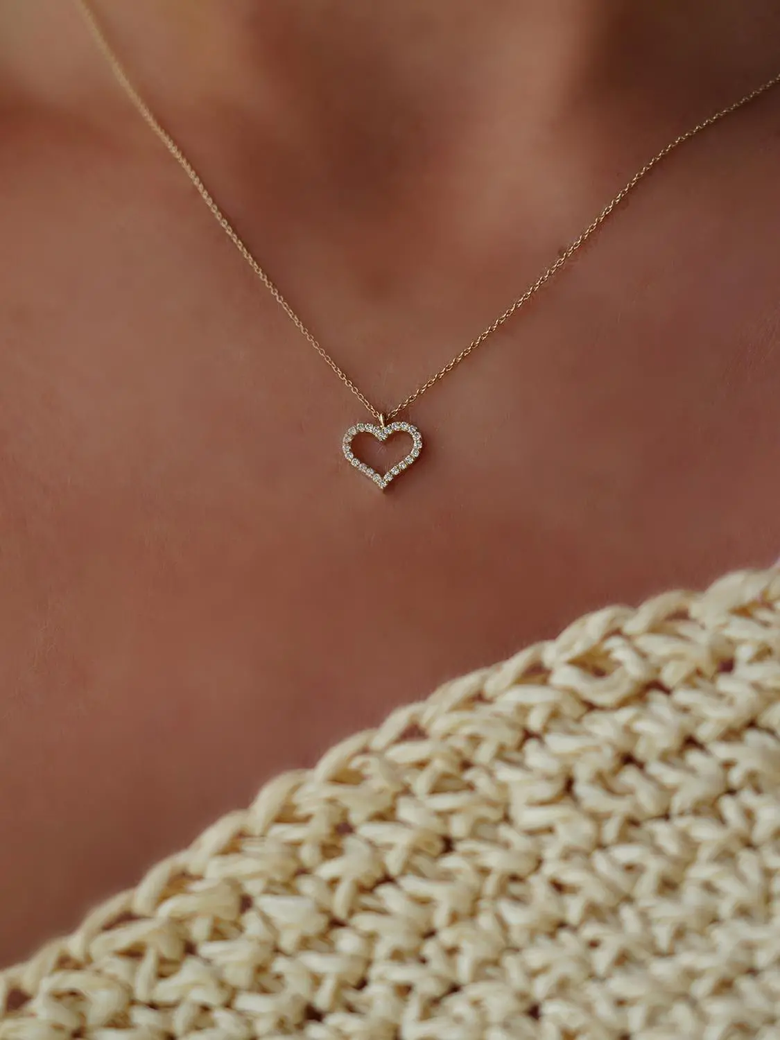Halskette mit Anhänger aus echtem Gelbgold mit Zirkonia an Damendekollete - Rahel | Skintype