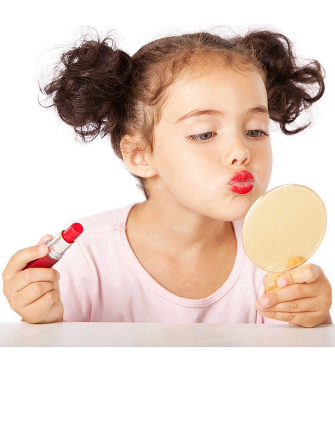 Kleines Mädchen mit Lippenstift betrachtet sich im Spiegel - Momente des Schenkens | Emotionsbild