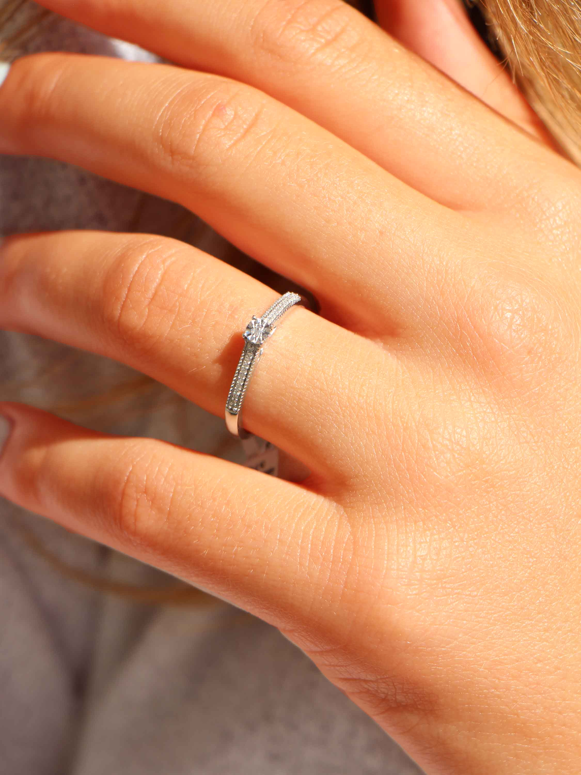 Verlobungsring aus echtem Weißgold mit Diamant an Damenhand - Merry Joy | Skintype