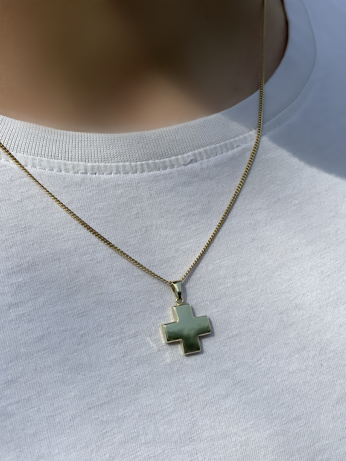 Anhänger für Damen und Herren aus echtem Gelbgold an Dekollete - Star Cross | Skintype