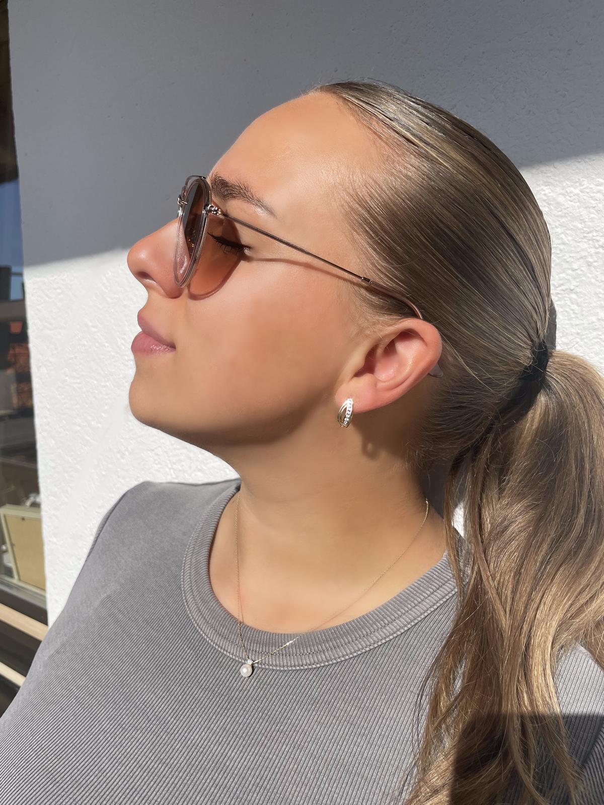 Damenohrringe aus echtem Gelbgold mit Zirkonia an Damenohr - Artisana | Skintype