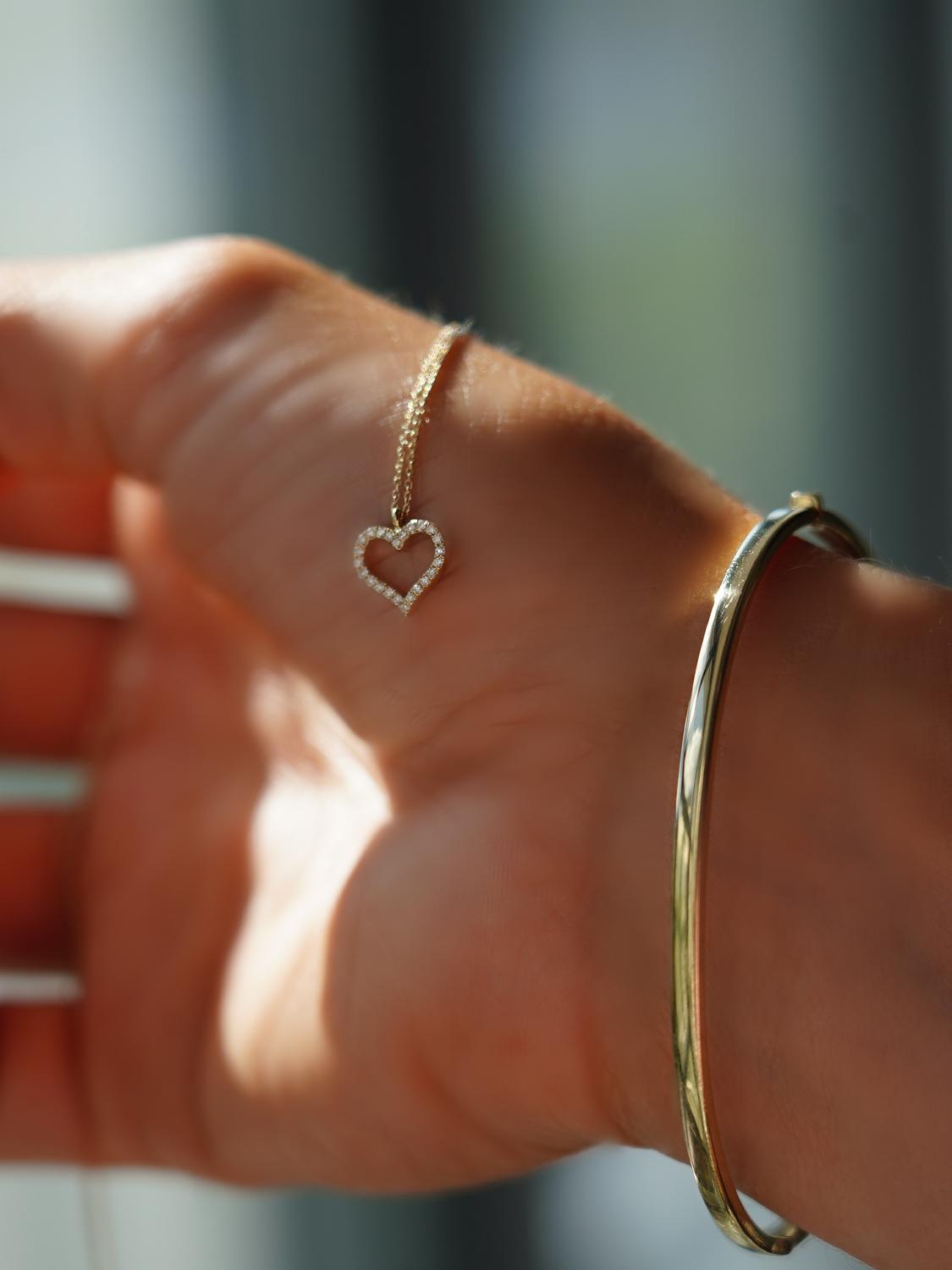 Halskette mit Anhänger aus echtem Gelbgold mit Zirkonia in der Hand - Rahel | Skintype