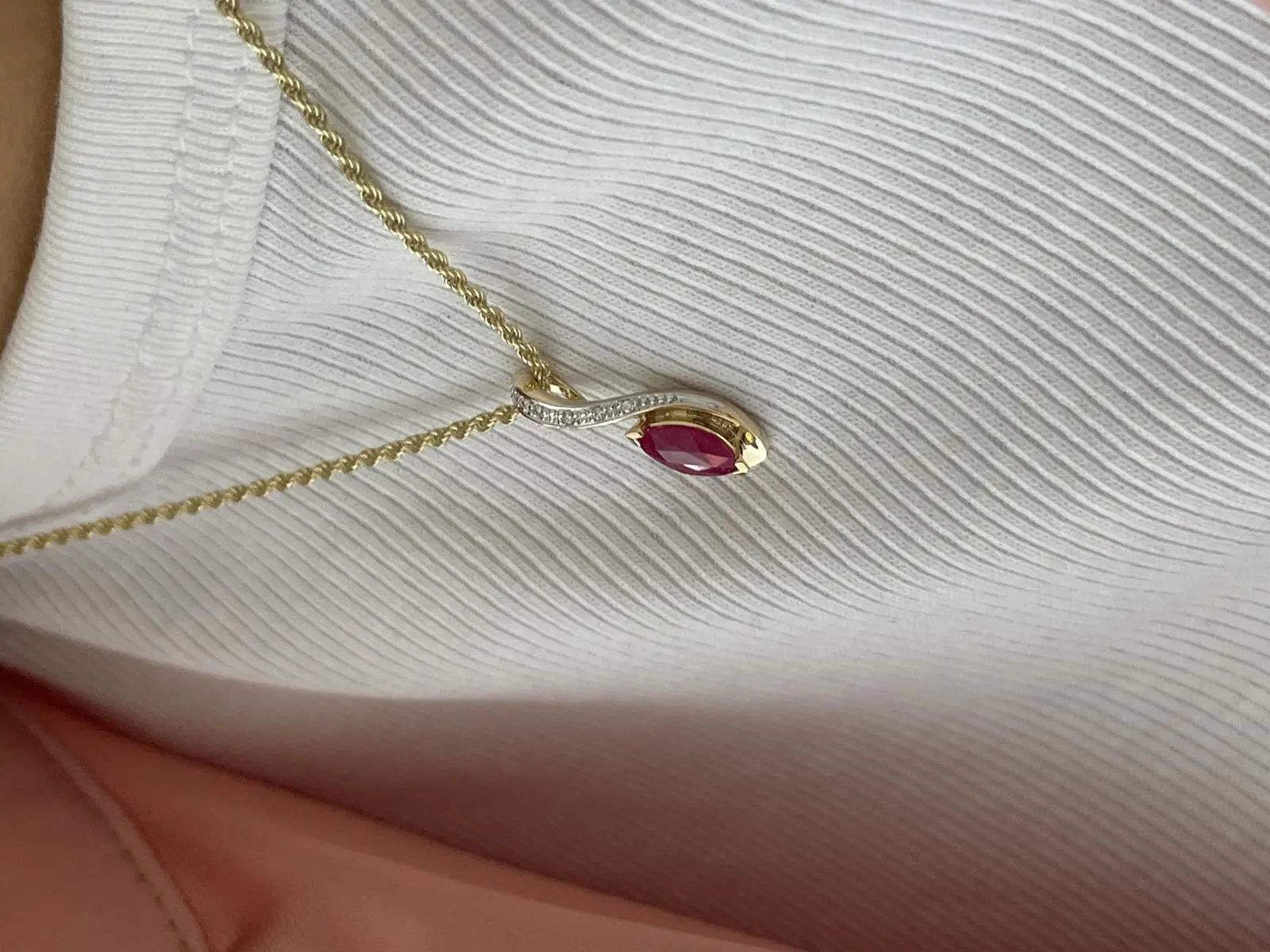 Eunundi | Anhänger aus echtem Gelbgold mit Rubin & Diamant | Ansicht 2 Eunundi | Anhänger aus echtem Gelbgold mit Rubin & Diamant | Ansicht 2