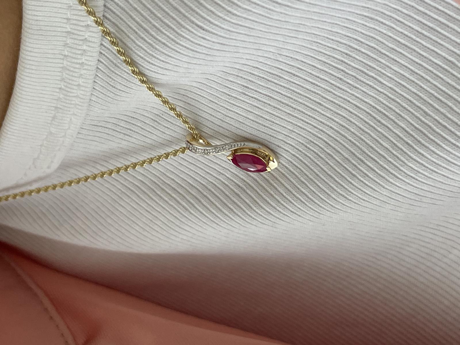 Eunundi | Anhänger aus echtem Gelbgold mit Rubin & Diamant | Ansicht 2