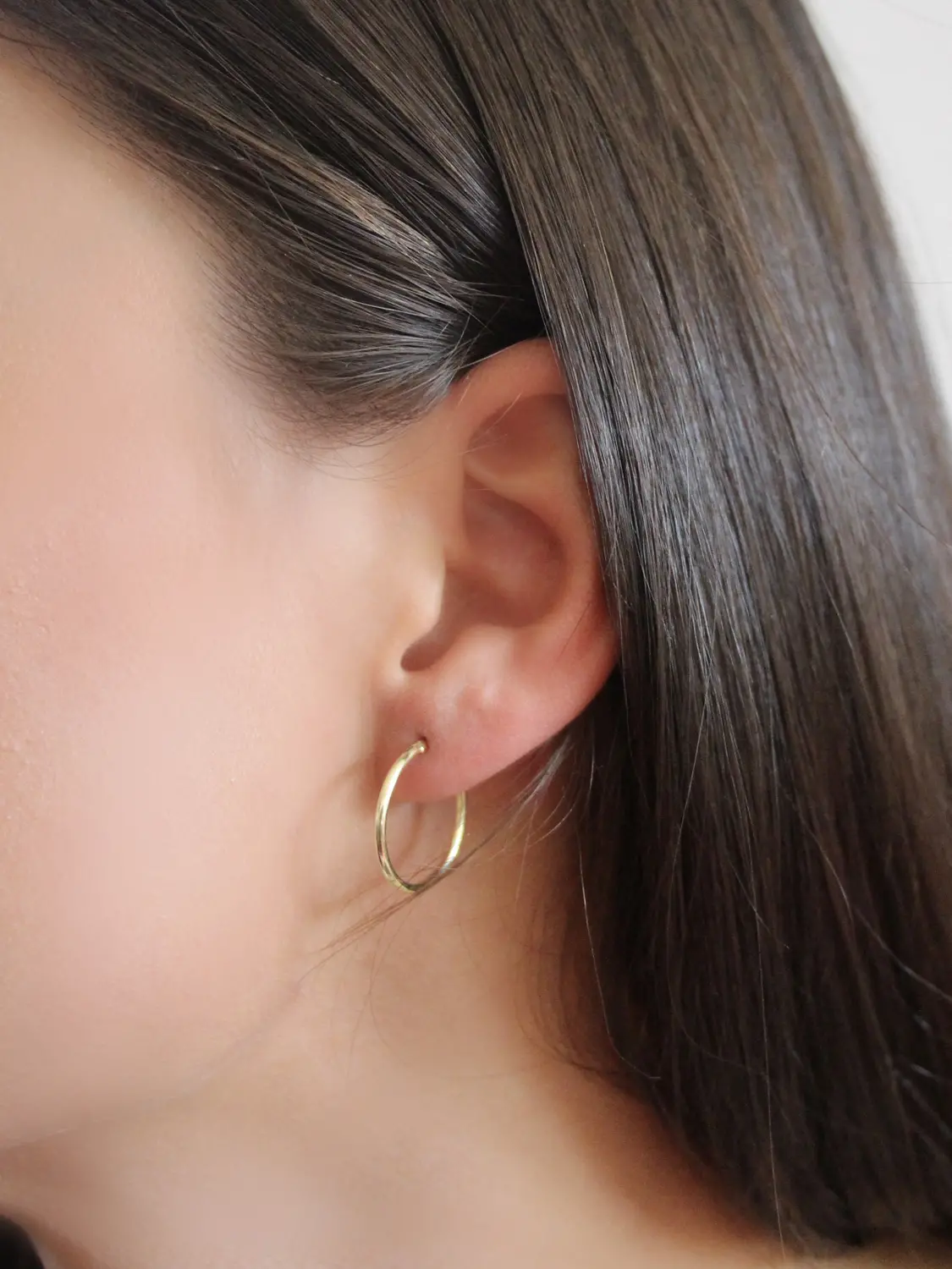Damencreolen aus echtem Gelbgold am Damenohr - Pretty Celine | Skintype