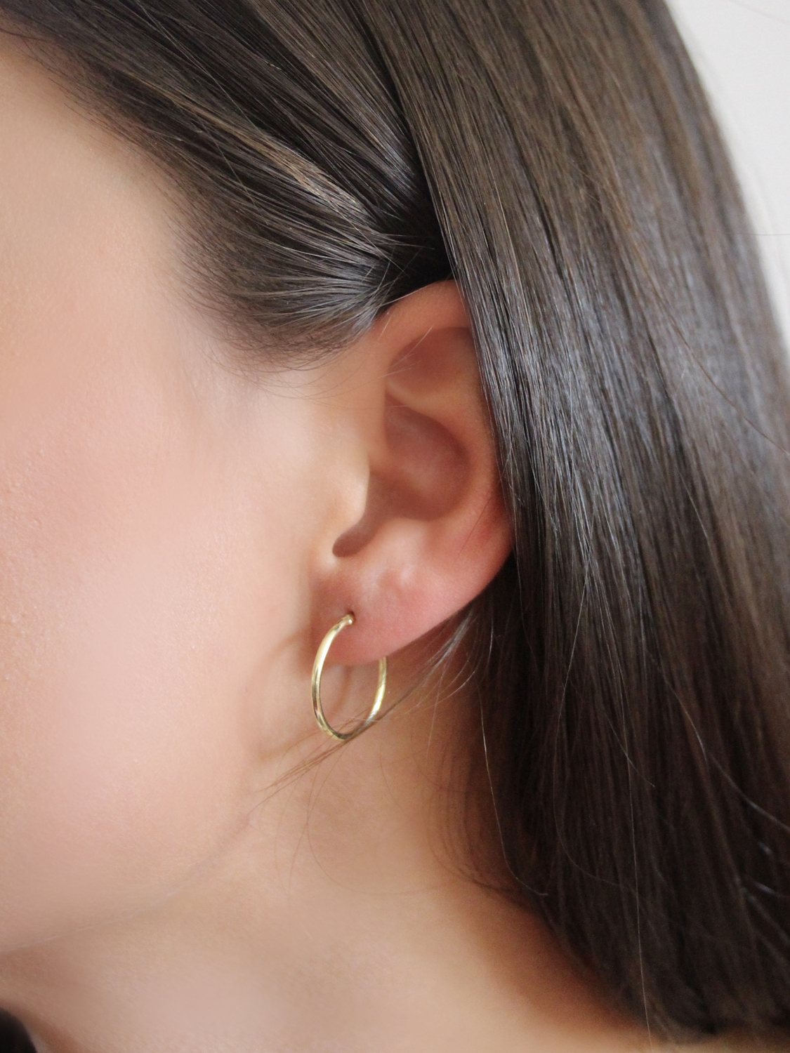 Damencreolen aus echtem Gelbgold am Damenohr - Pretty Celine | Skintype
