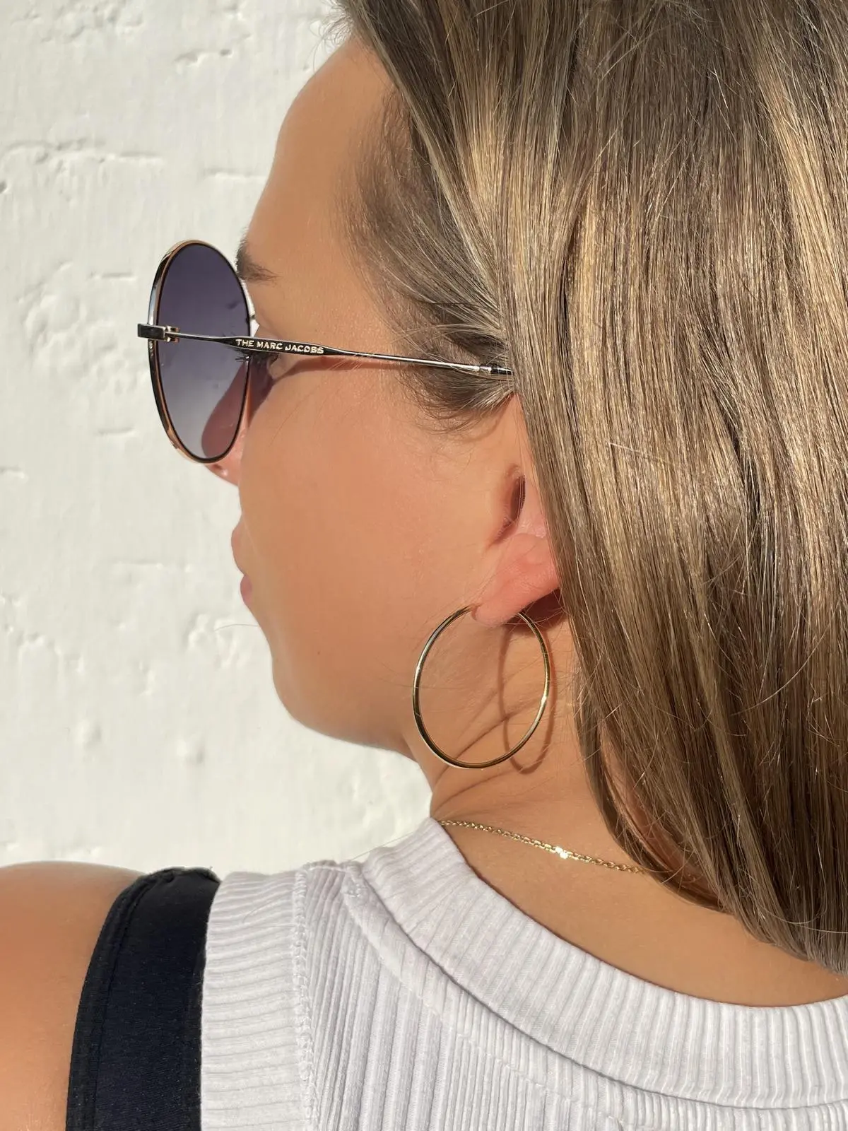 Damencreolan aus echtem Gelbgold an Damenohr - Cherry Kiss | Skintype