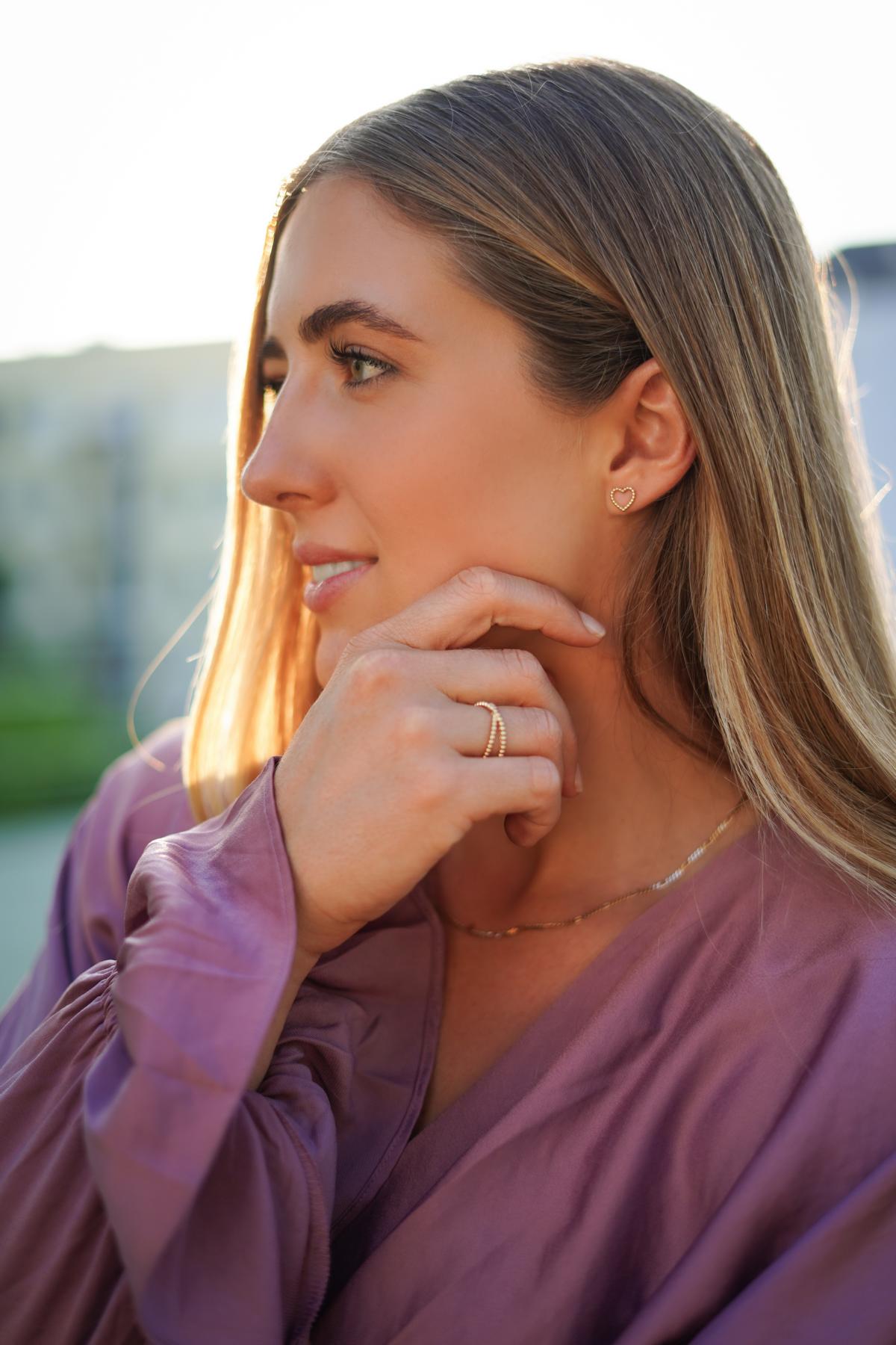 Damenohrringe aus echtem Gelbgold an Damenohr - Rossina | Skintype