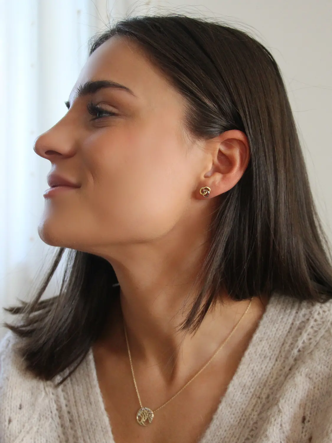 Damenohrringe aus echtem Gelbgold & Weißgold an Damenohr - Margot | Skintype