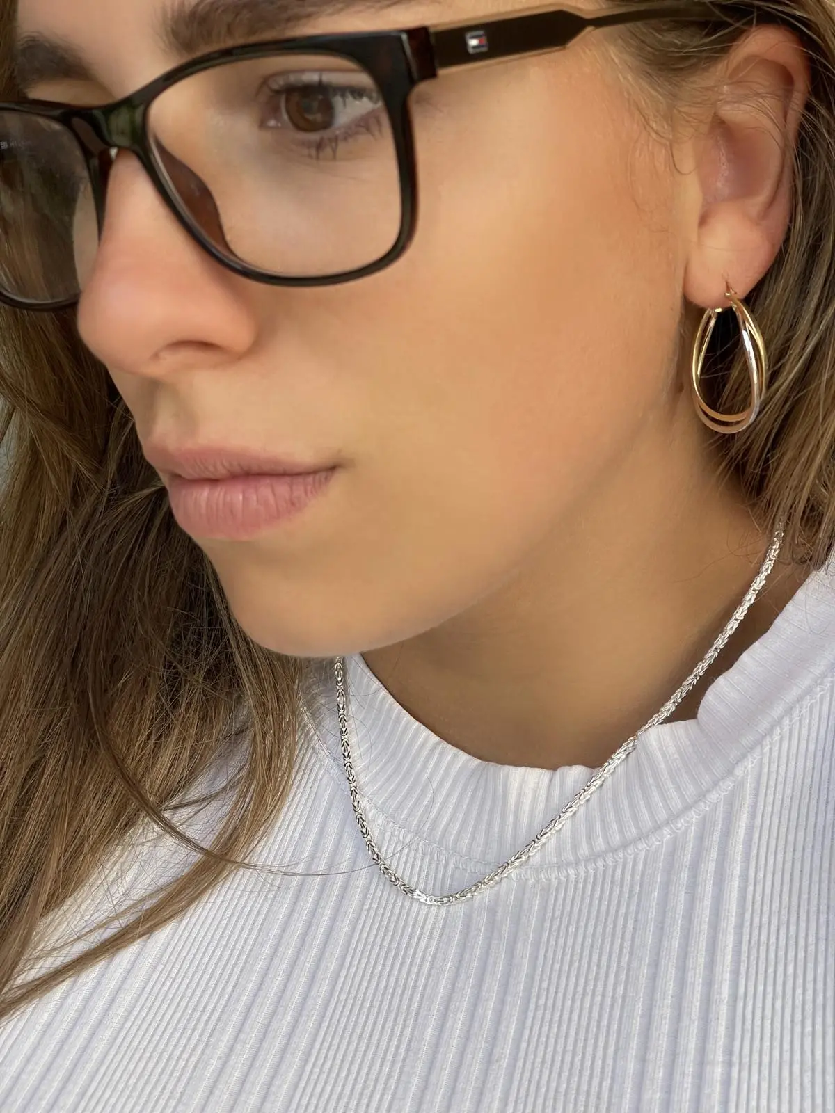 Damencreolen aus echtem Gelbgold & Weißgold an Damenohr - Isabella | Skintype Damencreolen aus echtem Gelbgold & Weißgold an Damenohr - Isabella | Skintype