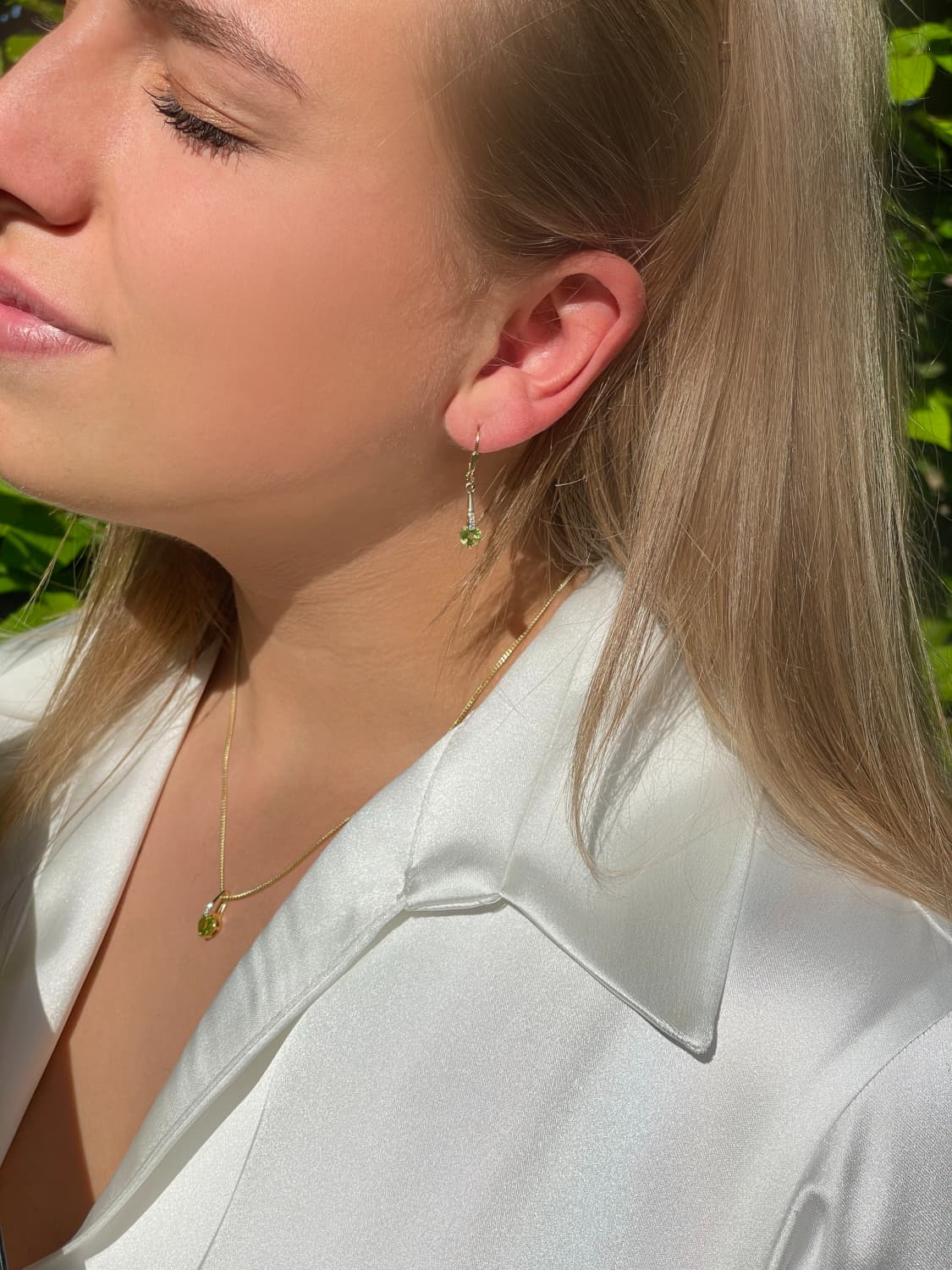 Damenanhänger und Damenohrringe aus echtem Gelbgold mit Peridot Edelsteinen am Damenohr und Damendekollete - Kaydence | Skintype