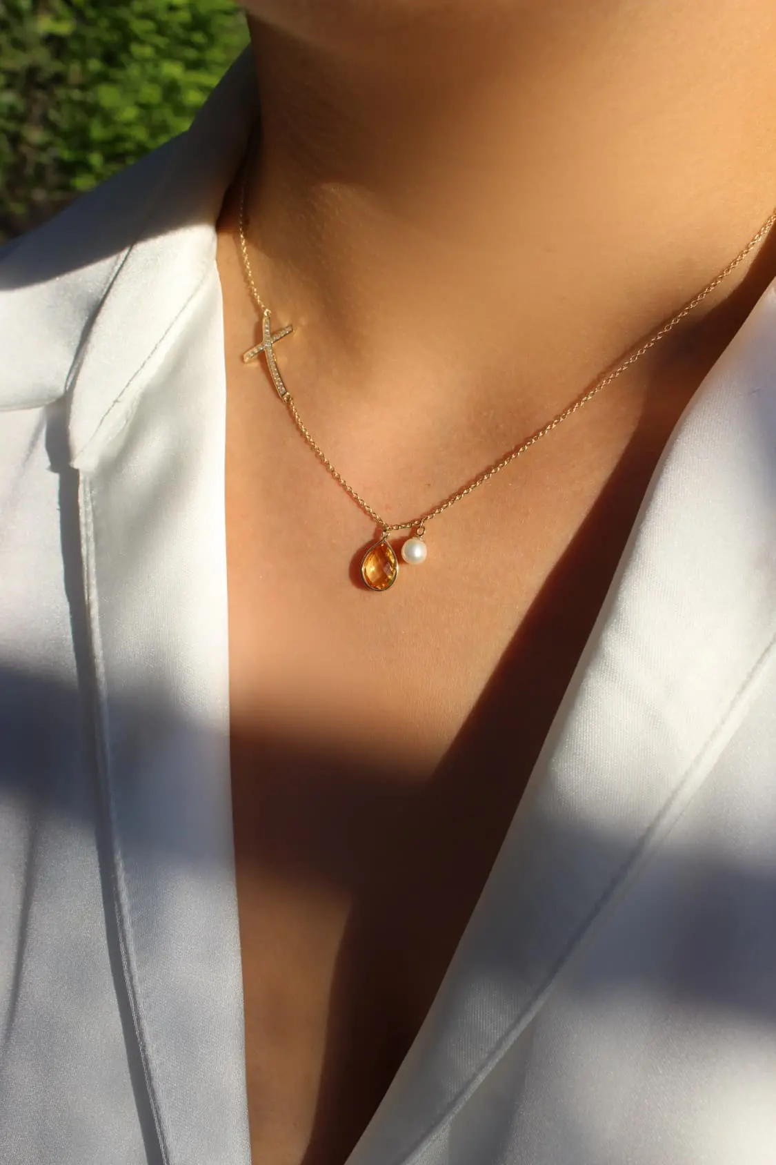 Damenhalskette aus echtem Gelbgold mit Zirkonia & Citrin Edelstein an Damendekollete - Daisy | Skintype