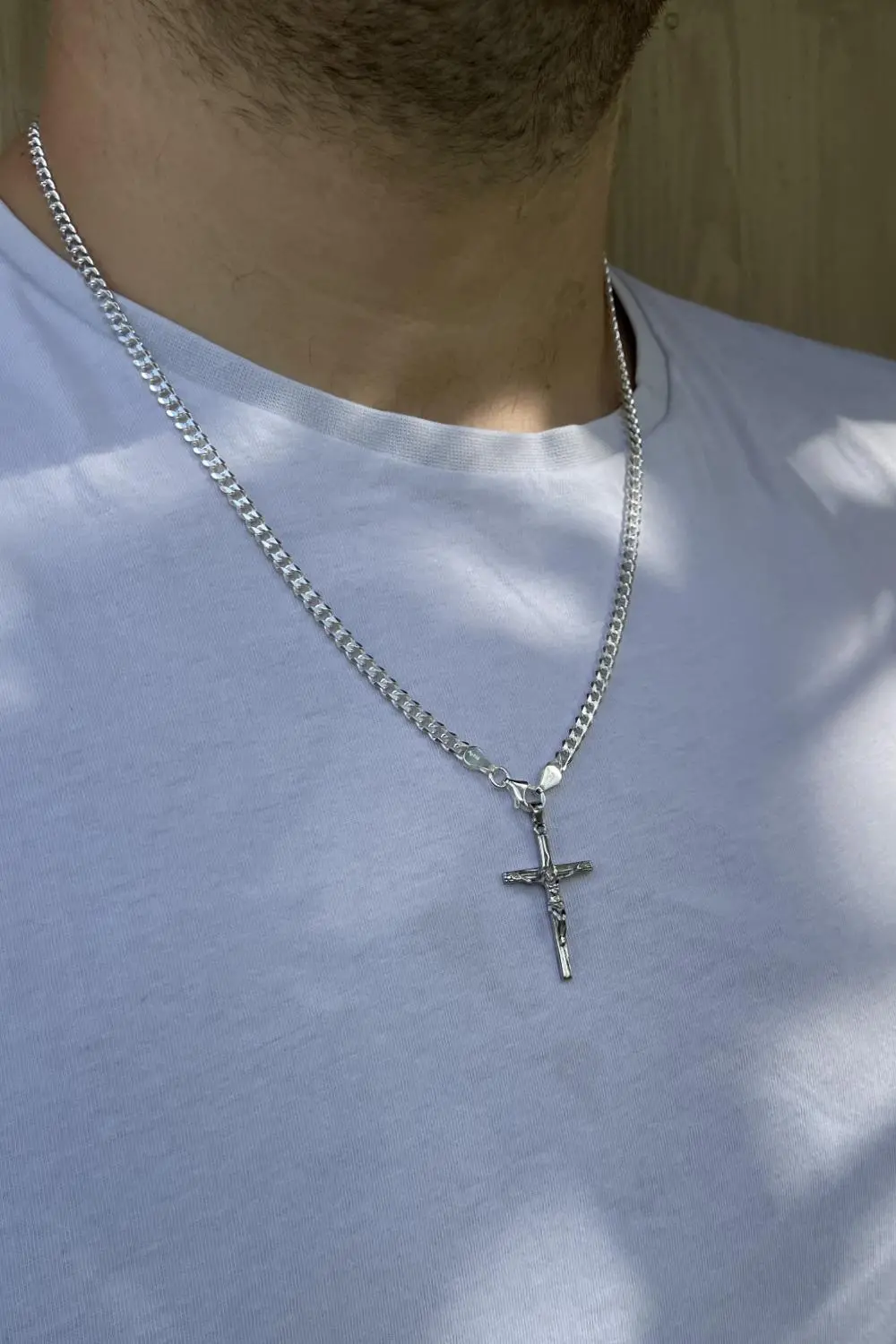 Kreuzanhänger für Damen aus echtem Sterlingsilber mit Zirkonia an Dekollete - Monaco | Skintype