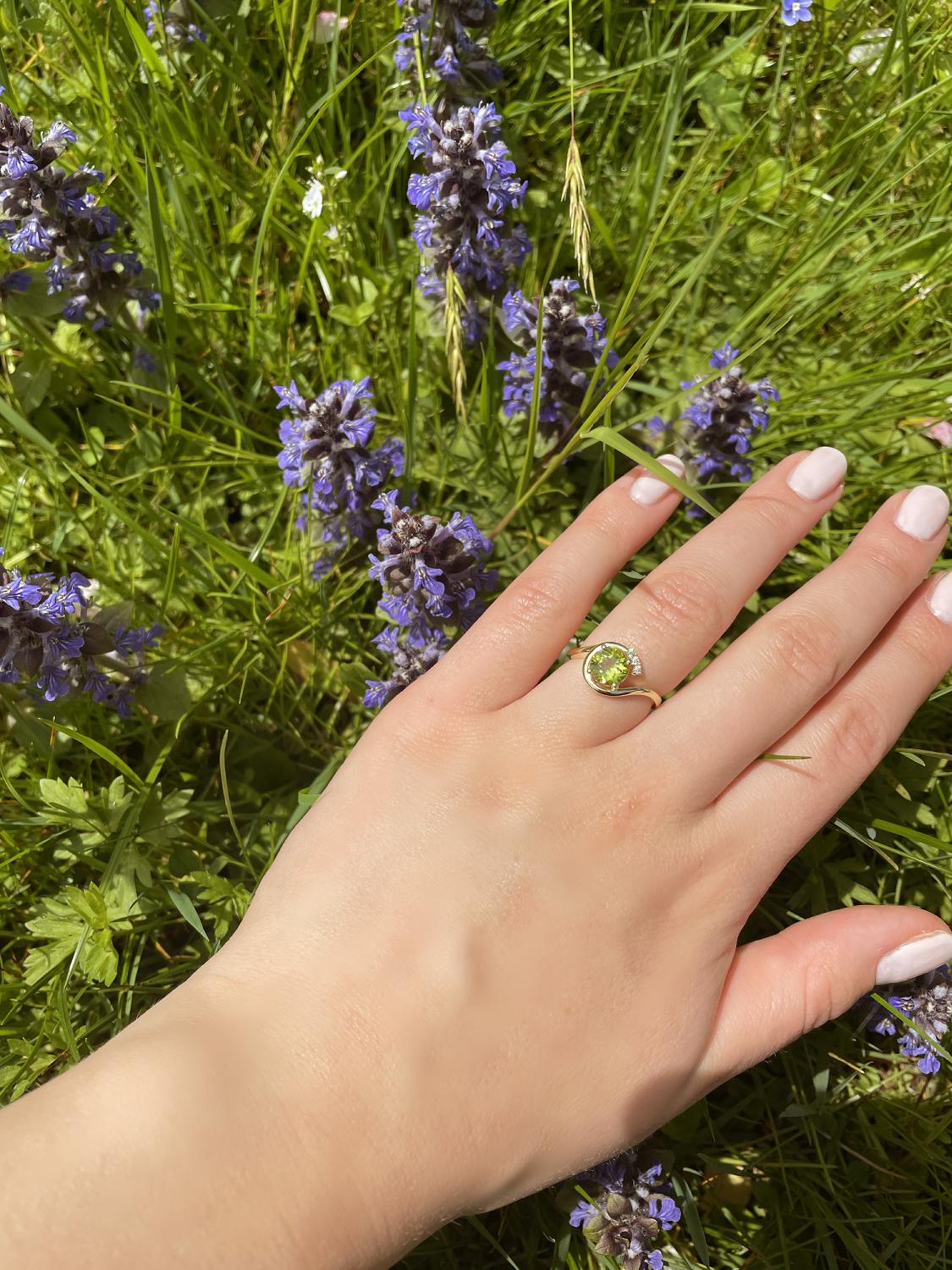 Damenring aus echtem Gelbgold mit weißen Zirkonia & Peridot Edelstein an Damenhand - Sala | Skintype