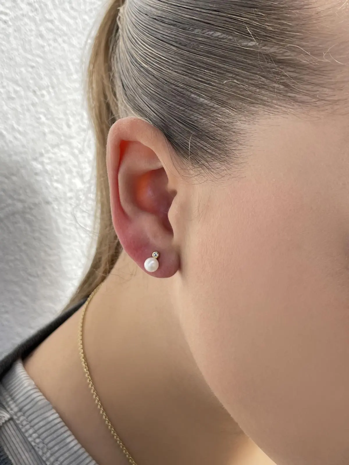 Damenohrringe aus echtem Gelbgold mit Zirkonia & Süßwasserperle am Damenohr - Orif | Skintype