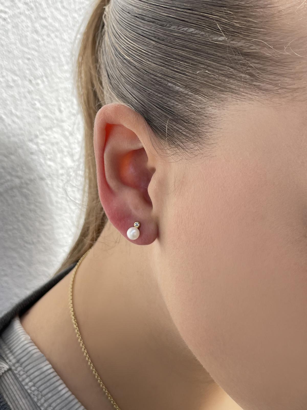Damenohrringe aus echtem Gelbgold mit Zirkonia & Süßwasserperle am Damenohr - Orif | Skintype