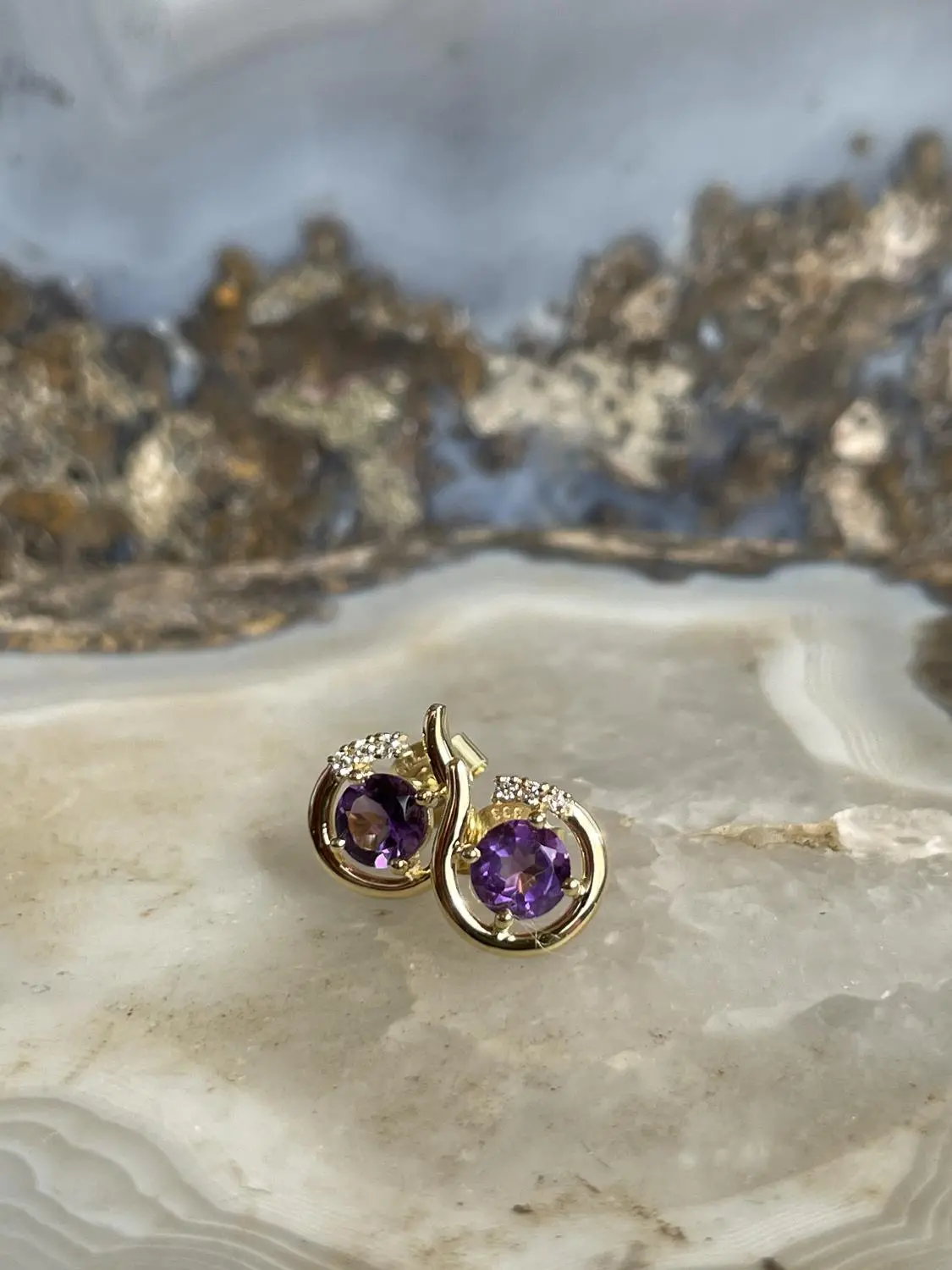 Damenohrringe aus echtem Gelbgold mit Diamant & Amethyst Edelstein auf Marmor - Sala | Stilleben
