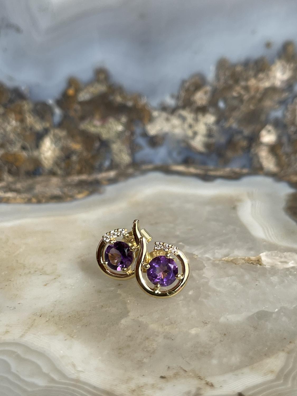 Damenohrringe aus echtem Gelbgold mit Diamant & Amethyst Edelstein auf Marmor - Sala | Stilleben