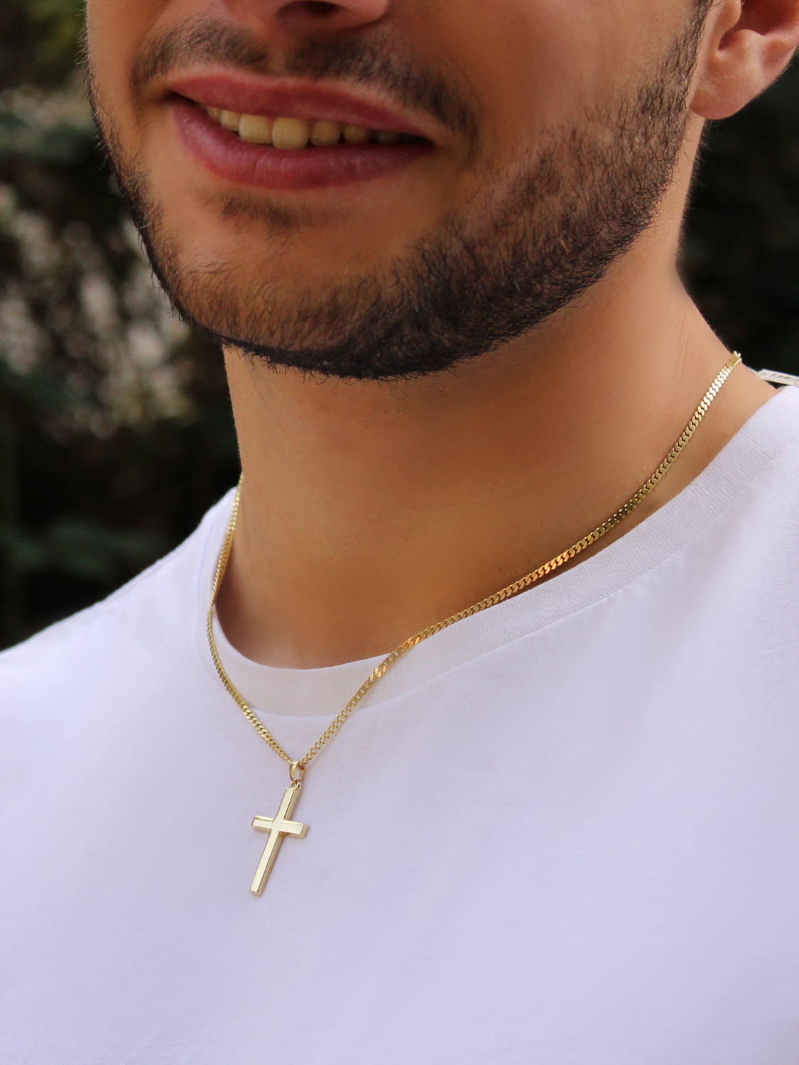 Kreuzanhänger für Damen & Herren aus echtem Gelbgold an Herrendekollete - Hoss | Skintype