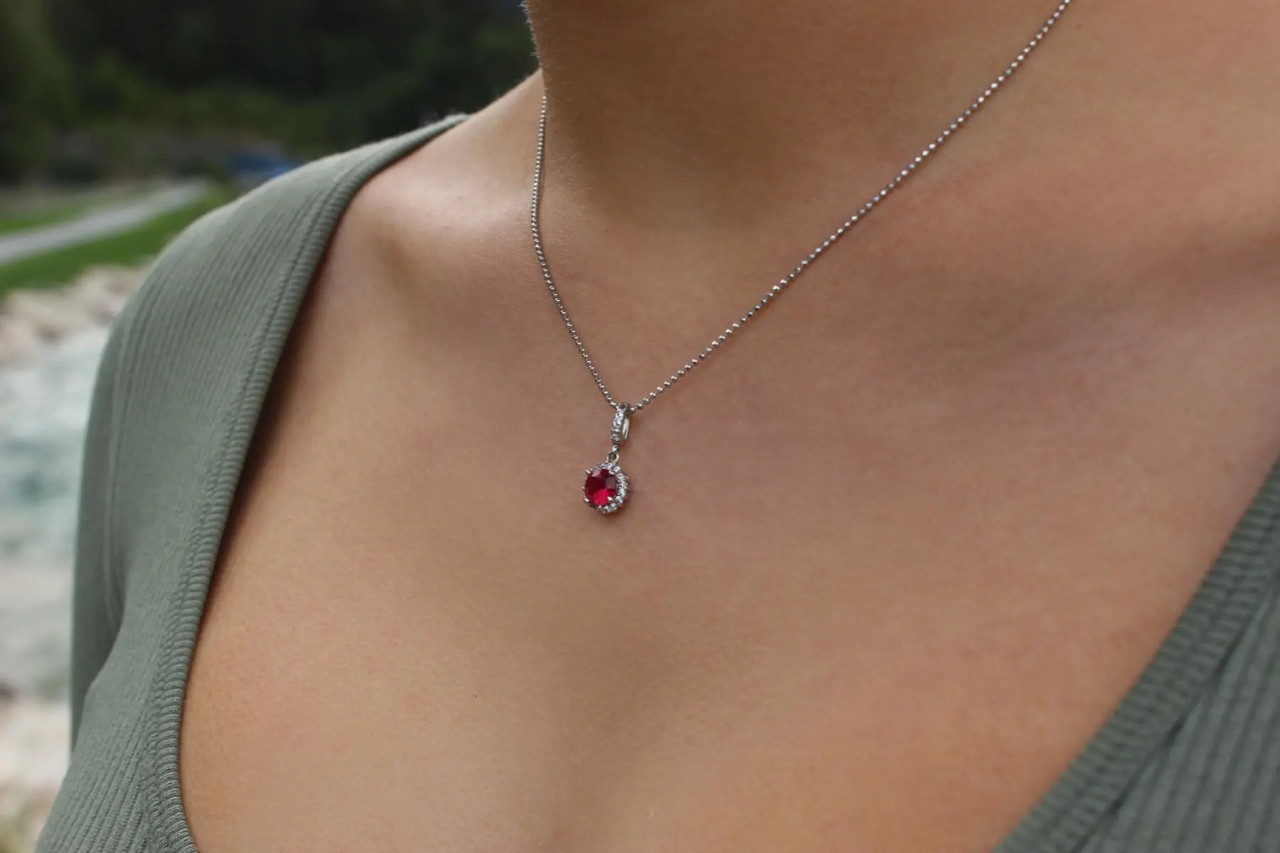 Schmuckset bestehend aus Halskette mit Anhänger und Ohrringen aus echtem Sterlingsilber mit roten Zirkonia an Dame - Amazone | Skintype