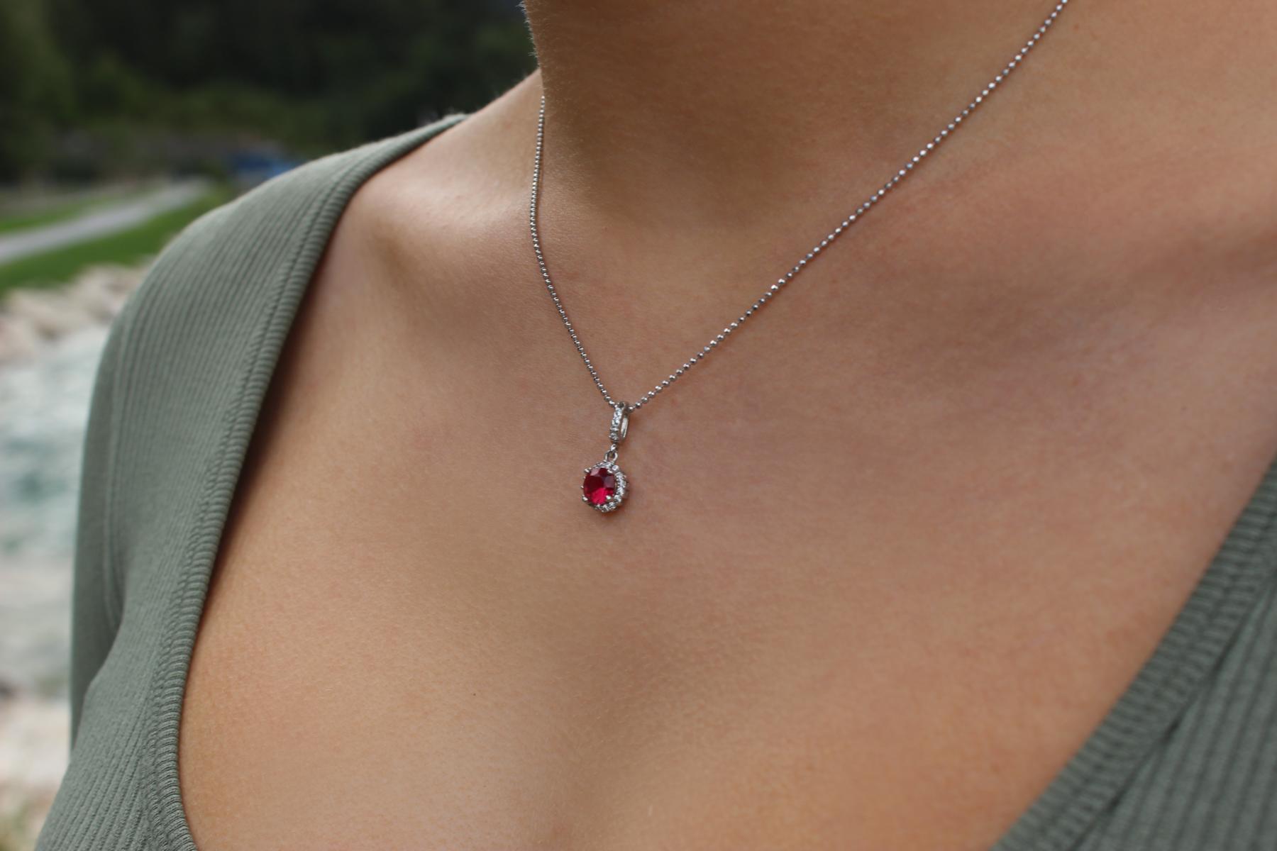 Schmuckset bestehend aus Halskette mit Anhänger und Ohrringen aus echtem Sterlingsilber mit roten Zirkonia an Dame - Amazone | Skintype