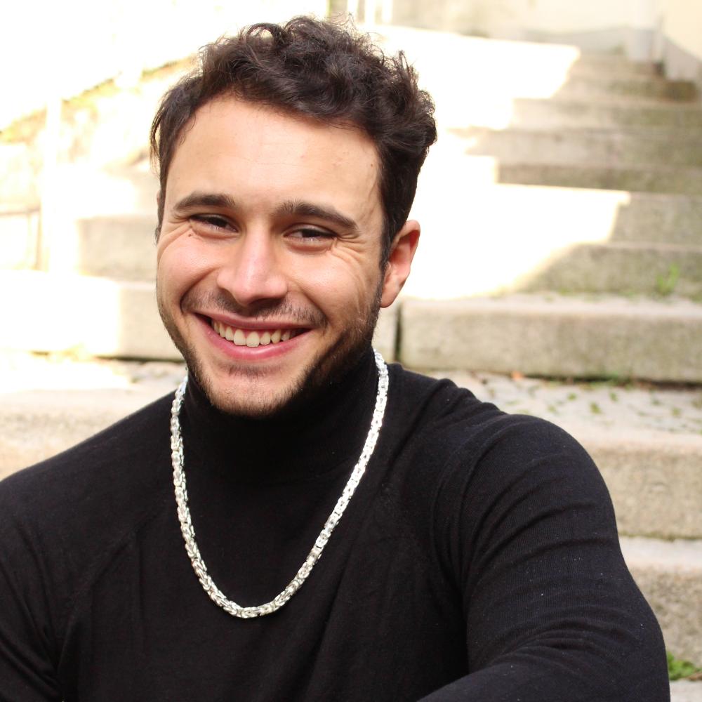 Herren Goldkette Königskette am Hals - dezent mit schwarzen Pulli - mann lächelt