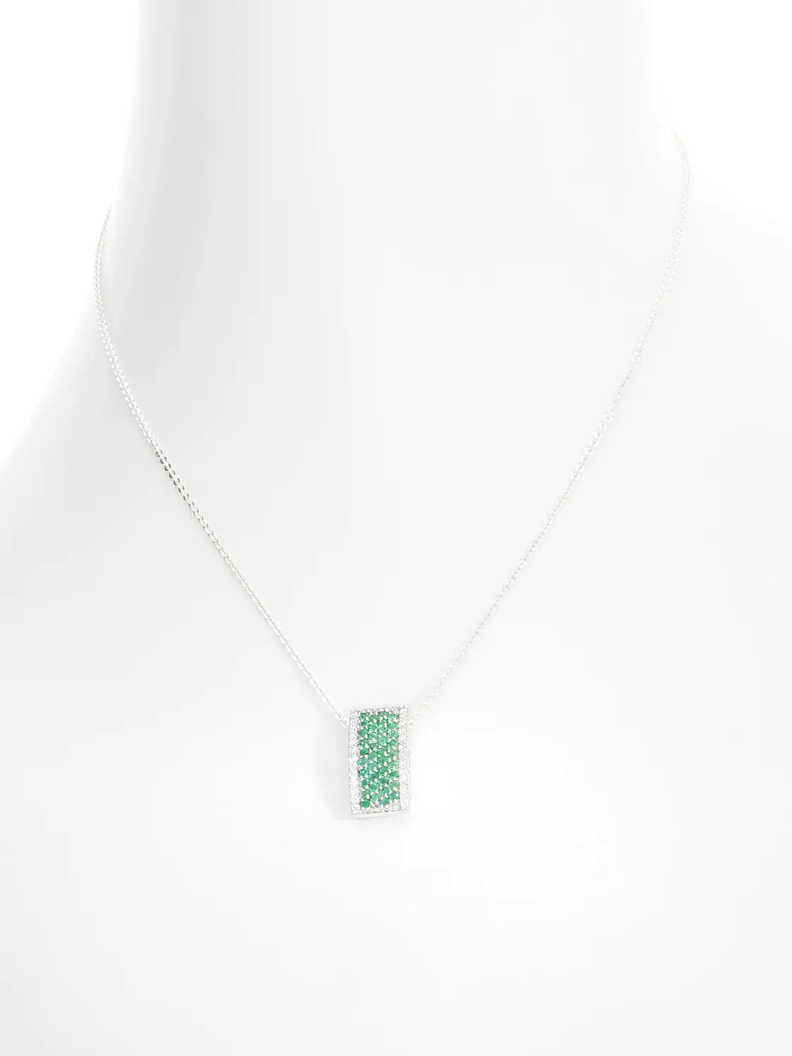 Damenanhänger aus echtem Weißgold mit Diamant & Smaragd Edelsteinen - Panache | Büstenansicht