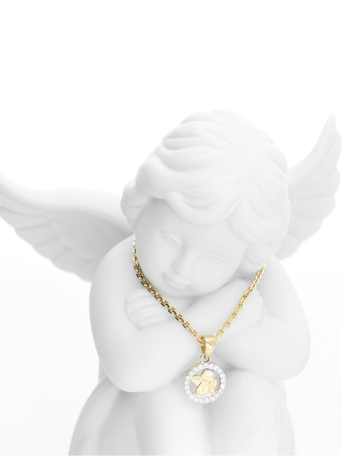 Anhänger für Damen aus echtem Gelbgold mit Zirkonia auf Schutzengel-Statue - Mio Mio | Stilleben