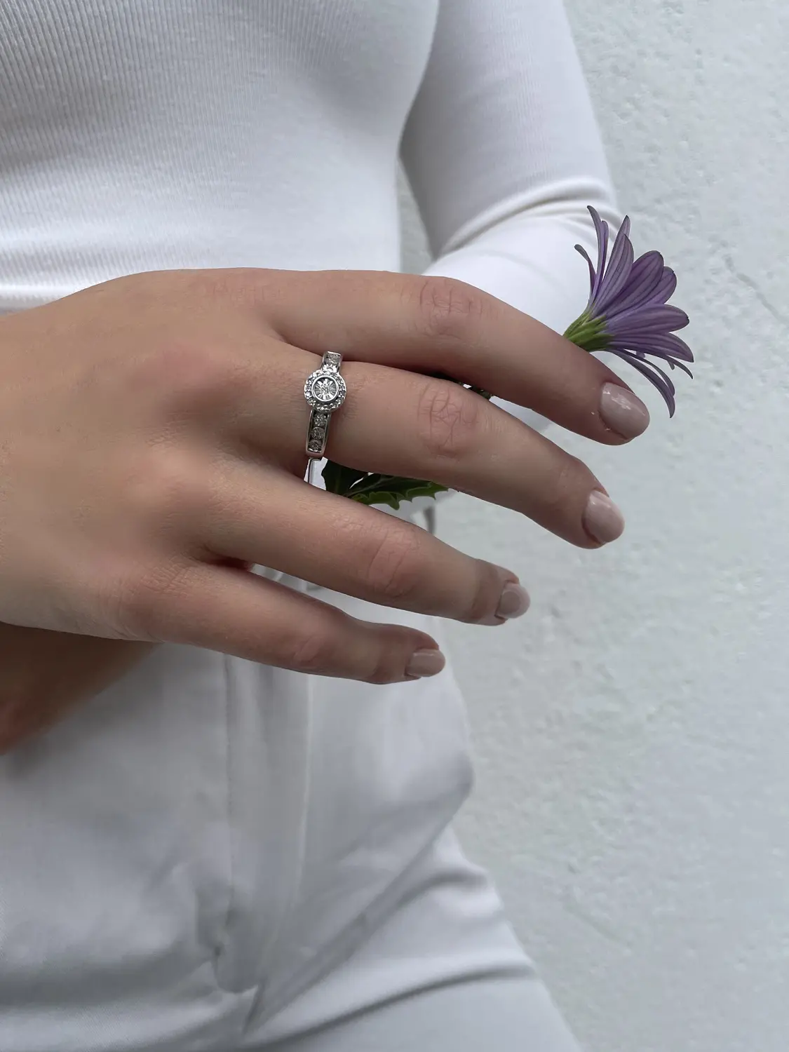 Ring aus echtem Weißgold mit Diamant an Damenhand - Jana | Skintype
