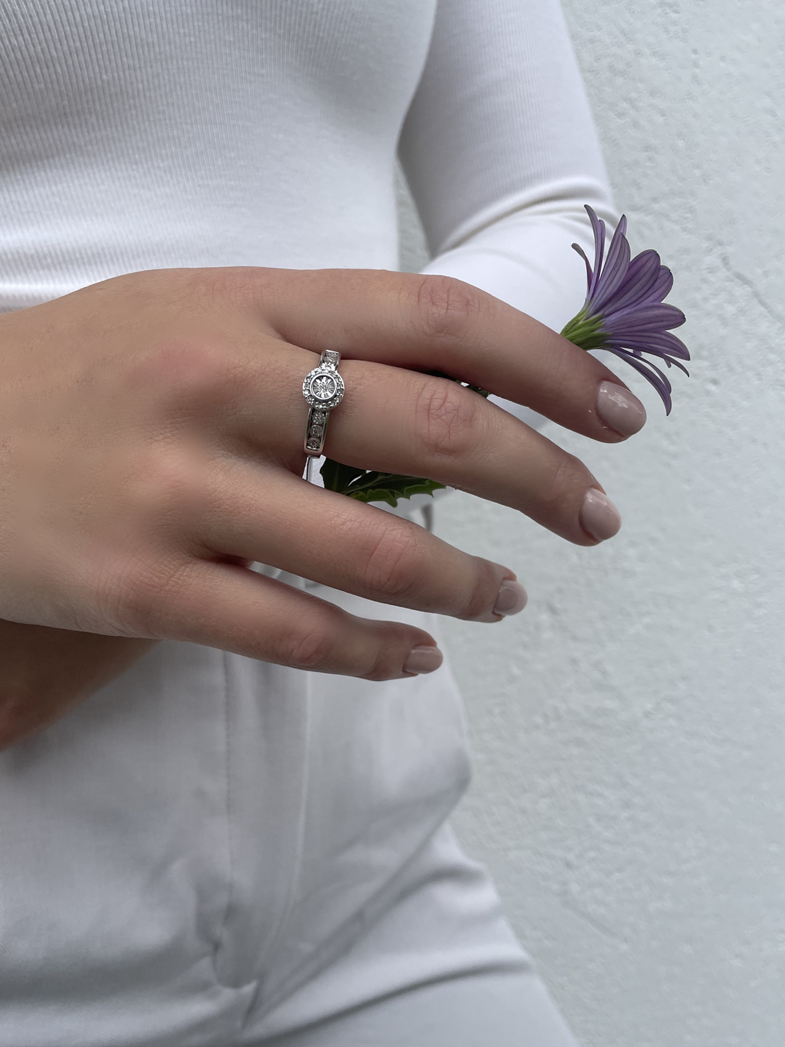 Ring aus echtem Weißgold mit Diamant an Damenhand - Jana | Skintype