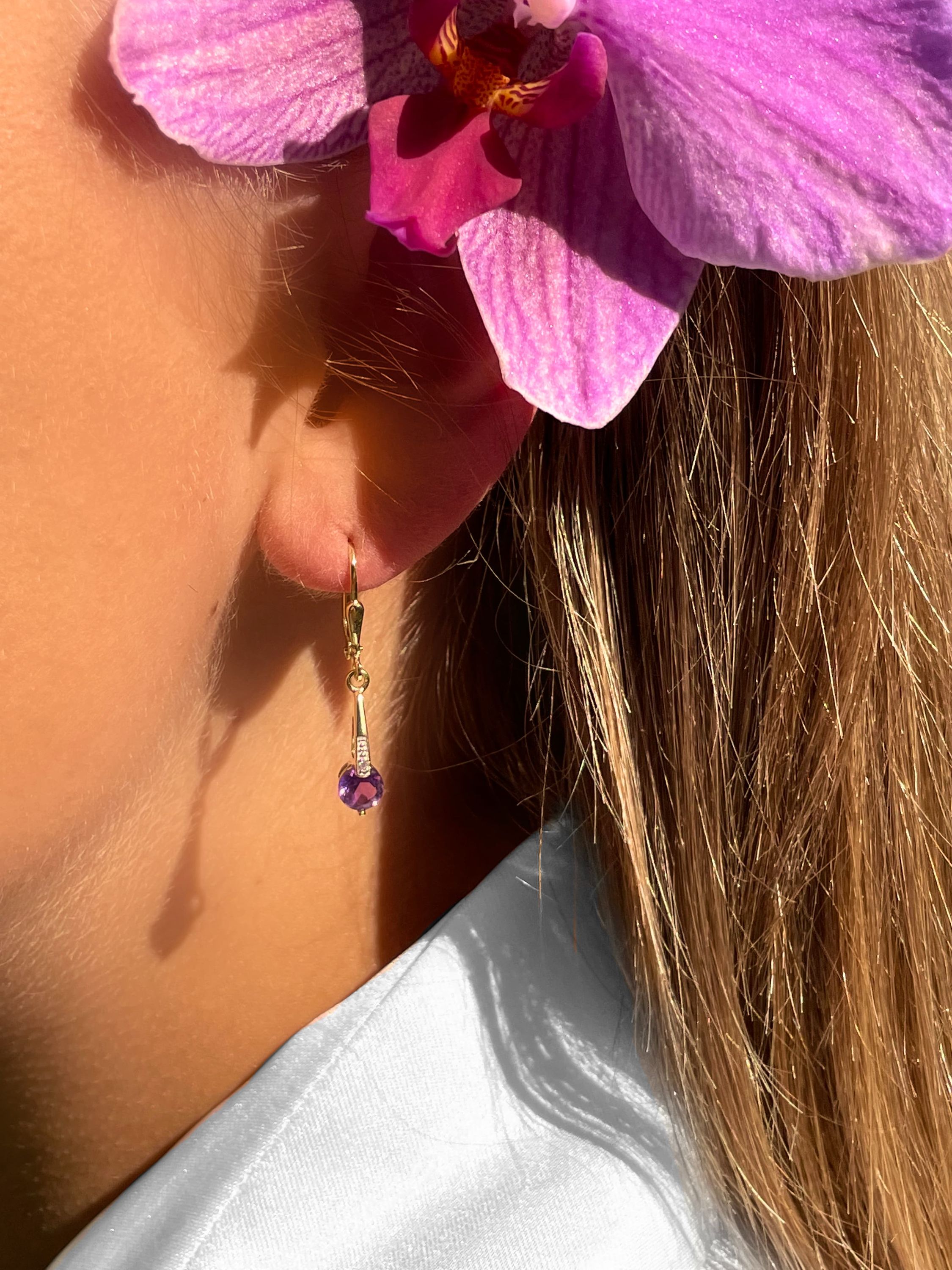 Damenohrringe aus echtem Gelbgold mit Amethyst Edelsteinen am Damenohr - Kaydence | Skintype