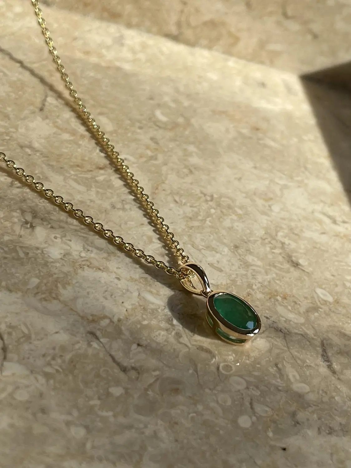 Anhänger für Damen aus echtem Gelbgold mit Smaragd Edelstein auf Steinuntergrund - Bianca | Stilleben