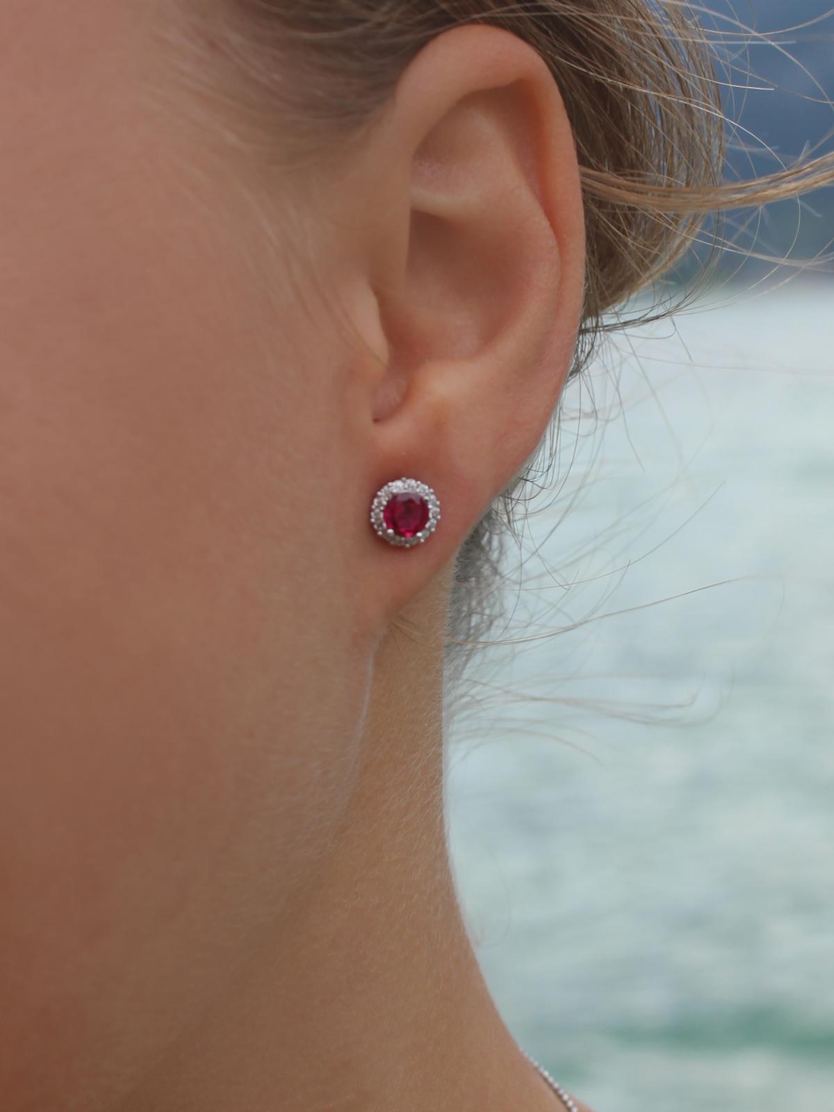 Schmuckset bestehend aus Halskette mit Anhänger und Ohrringen aus echtem Sterlingsilber mit roten Zirkonia an Dame - Amazone | Skintype