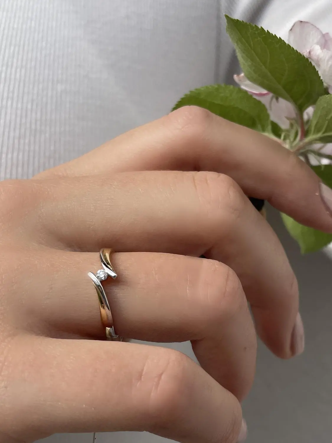Verlobungsring aus echtem Gelbgold & Weißgold mit Diamant an Damenhand - Diamond Life | Skintype