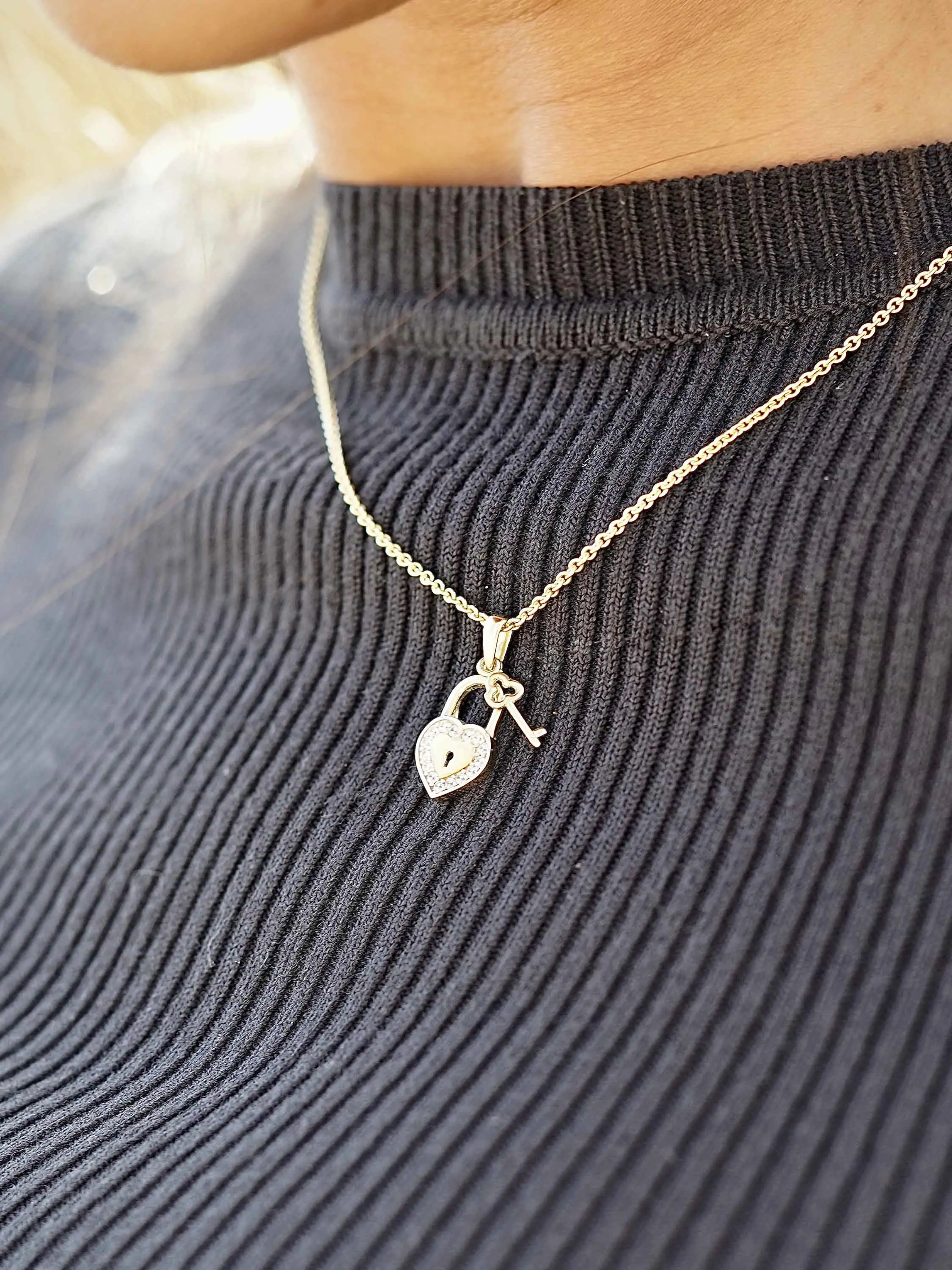 Damenanhänger aus echtem Gelbgold mit Zirkonia an Damendekollete - Renee | Skintype