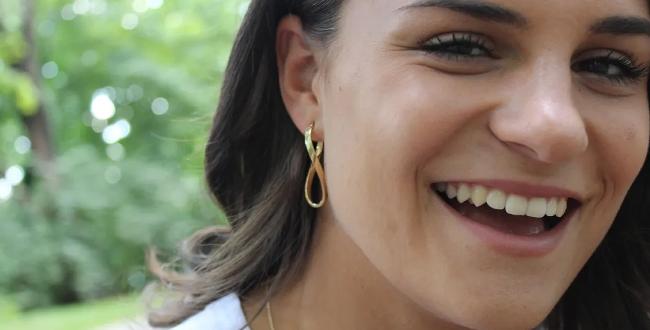 Junge Dame trägt einzigarten Schmuck aus echtem Gold