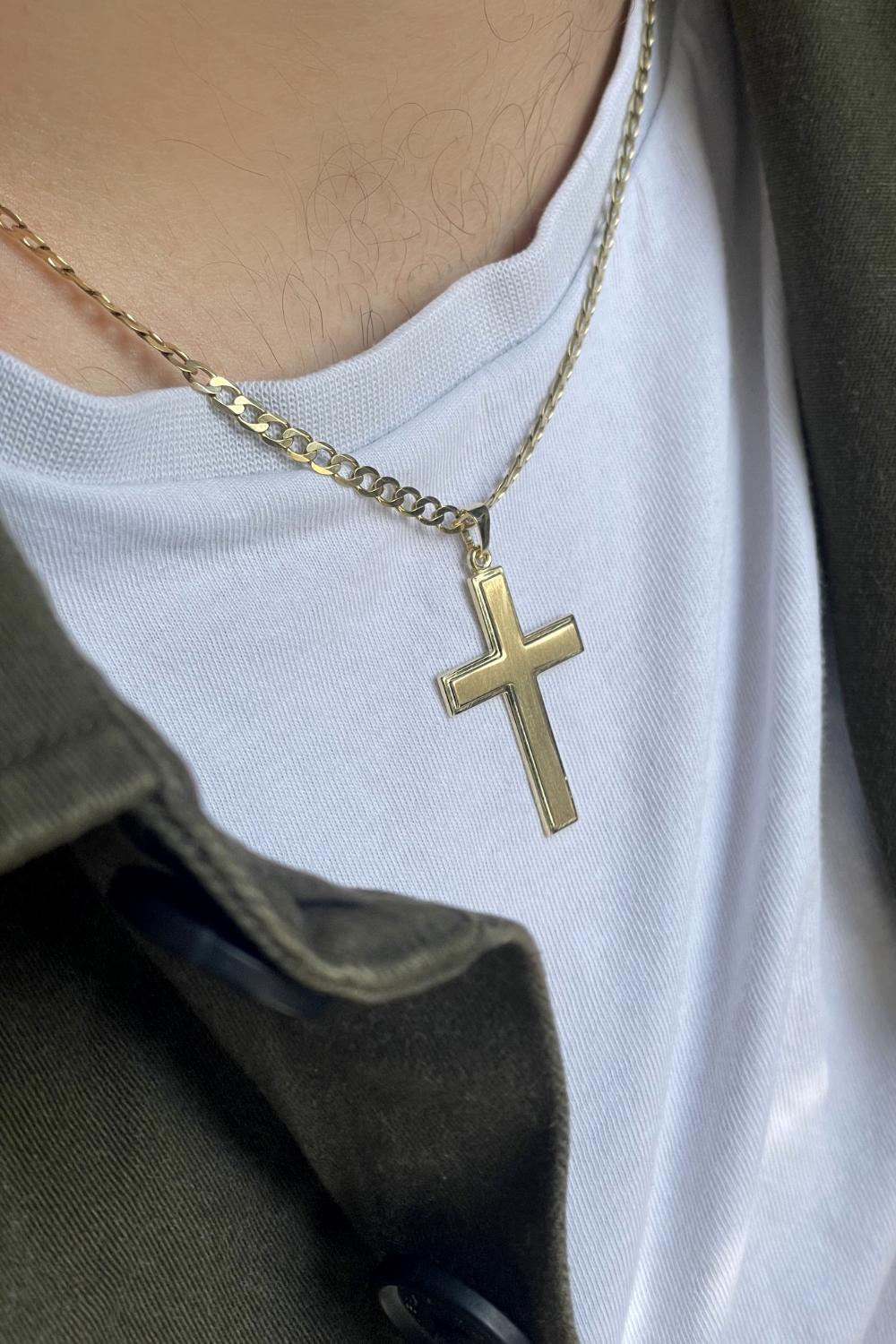Kreuzanhänger für Herren aus echtem Gelbgold an Dekolleté - Bologna | Skintype