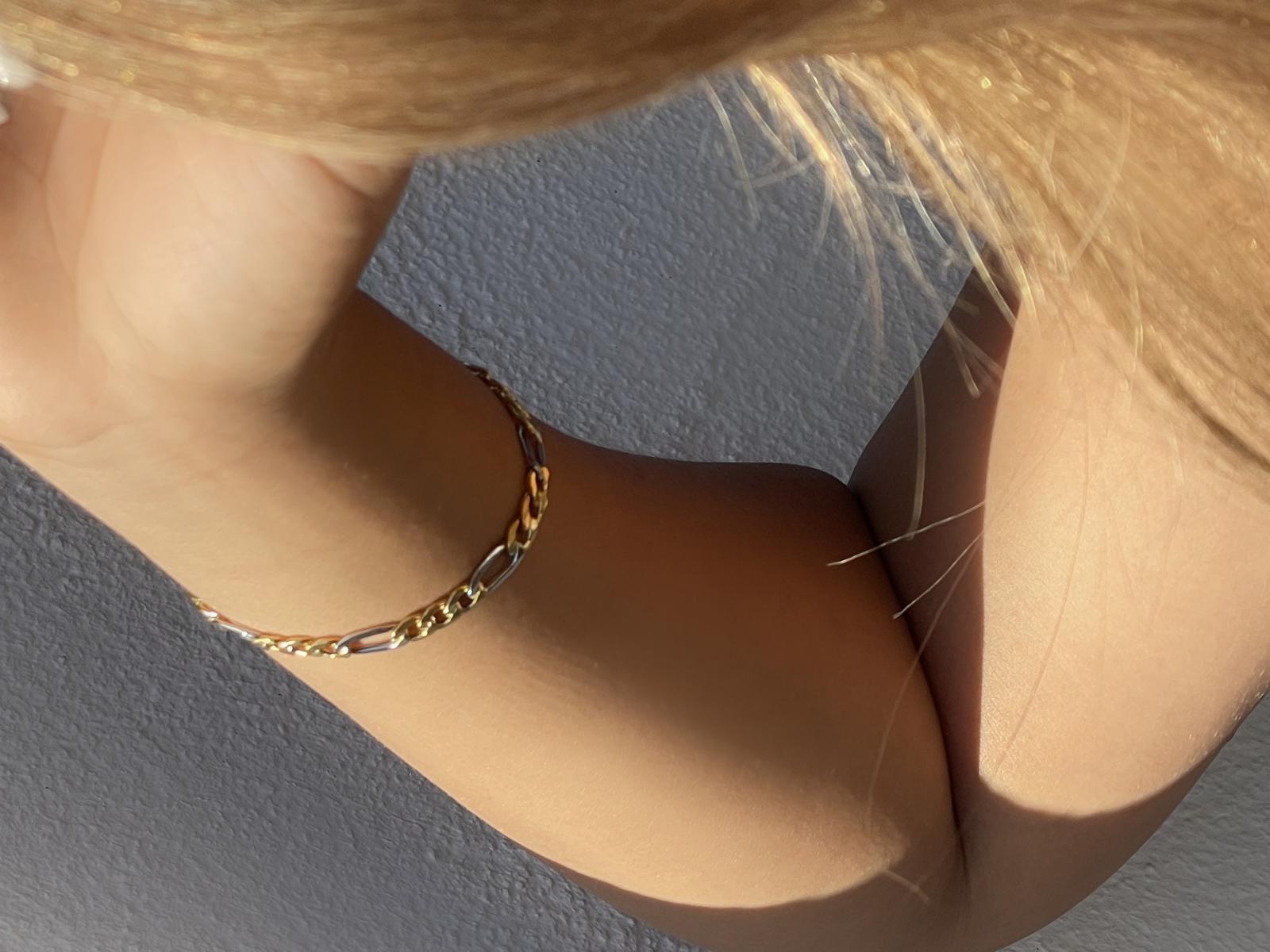 Armkette für Damen und Herren aus echtem Gelbgold und Weißgold an einer Dame - Magali | Skintype