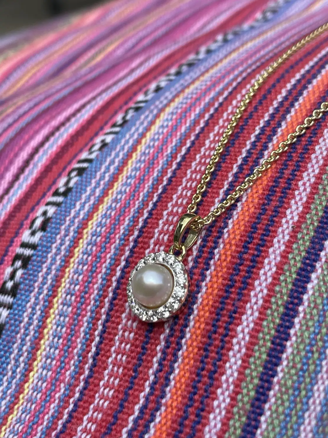 Damenanhänger aus echtem Gelbgold mit Zirkonia & Süßwasserperle - Scarlett | Stilleben