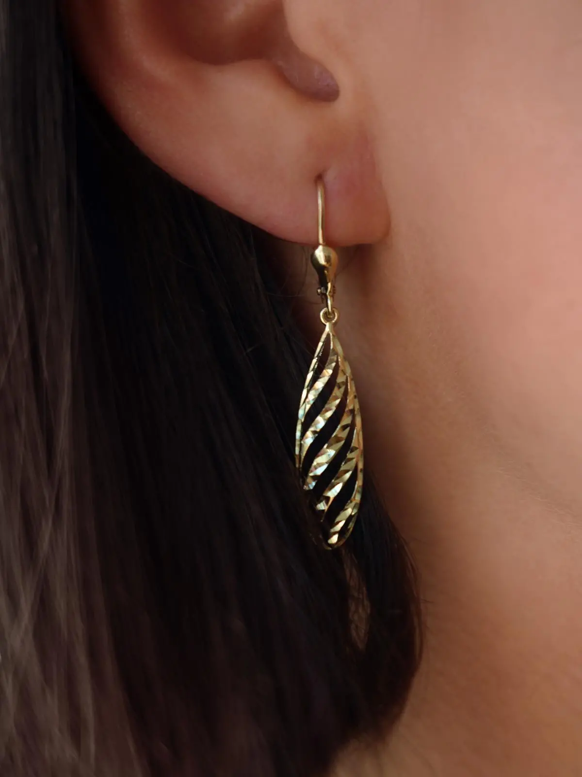 Damenohrringe aus echtem Gelbgold mit Diamantierung an Damenohr - Anastaisa | Skintype